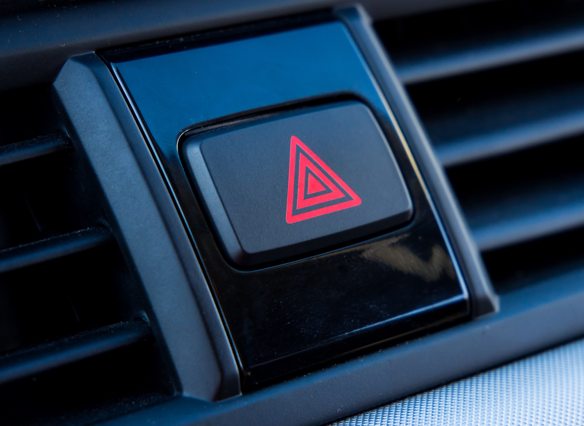 Los usos correctos de los warning en el coche según la DGT