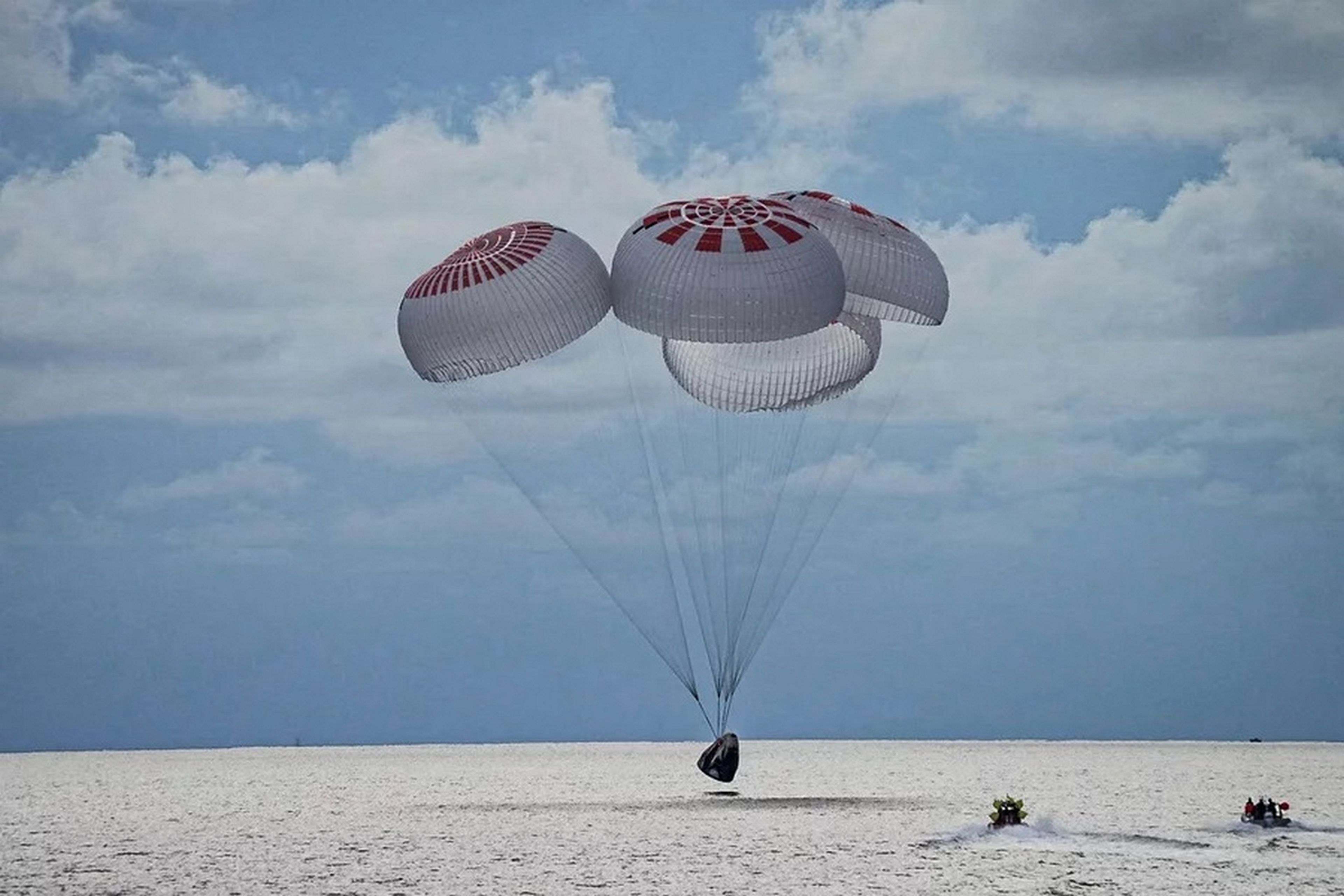 La misión tripulada solo por turistas espaciales de SpaceX regresa a la Tierra, tras pasar tres días en el espacio