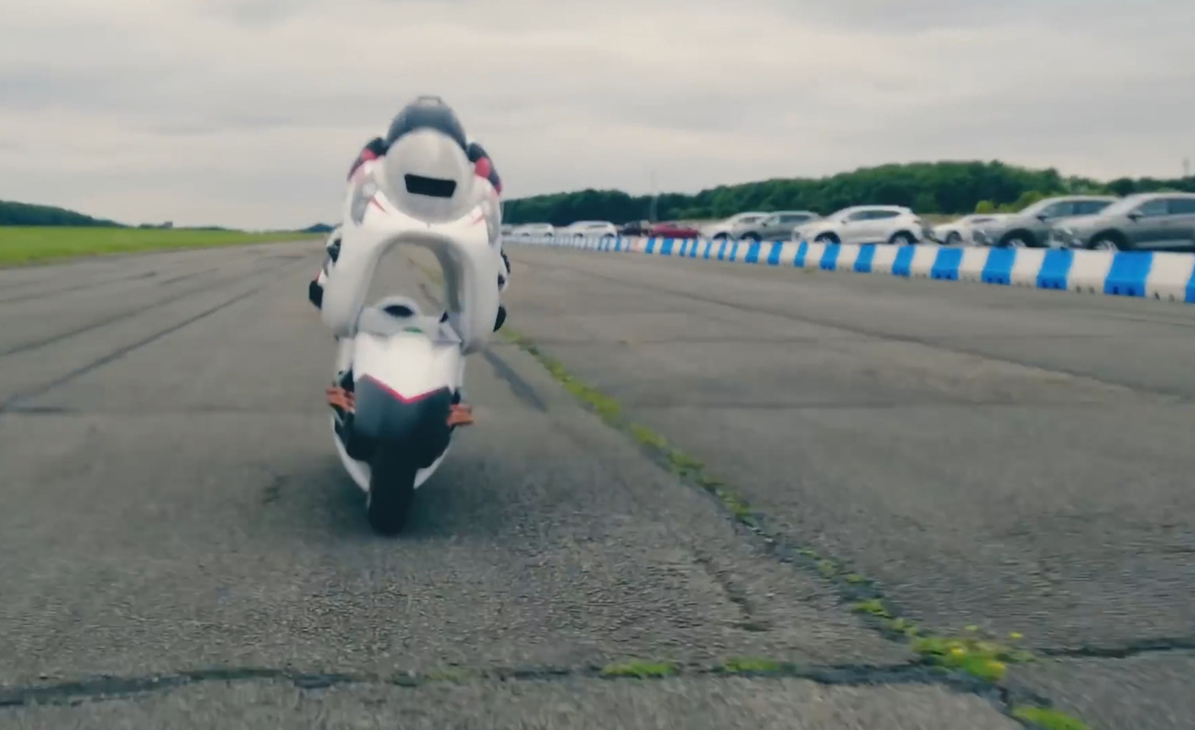 La moto con un agujero en el centro que la atraviesa ya rueda en circuito