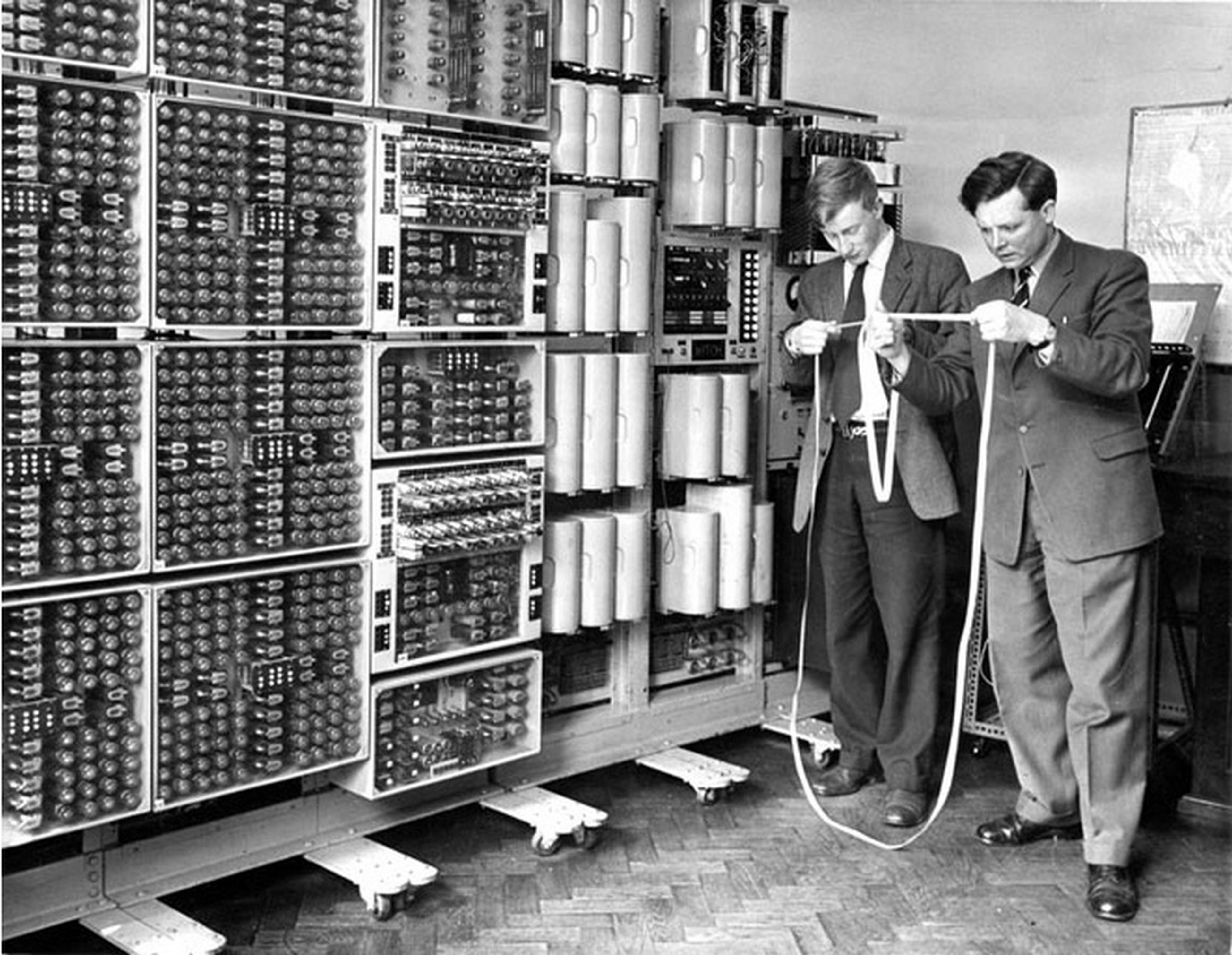 El ordenador más antiguo que aún funciona pesa 2,5 toneladas, y tarda 10 segundos en hacer una multiplicación