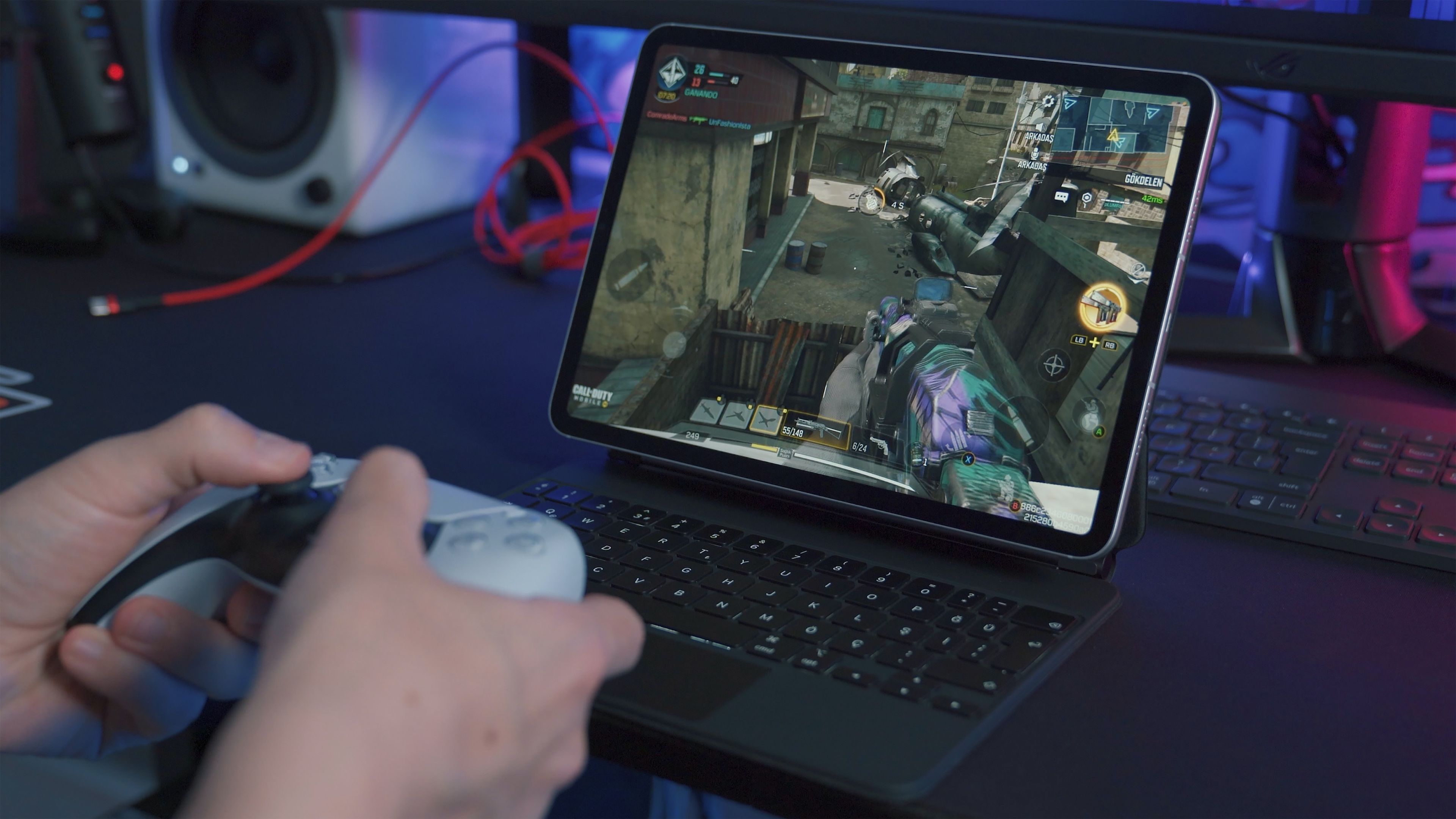 Persona jugando con un mando de PlayStation 5 en un iPad