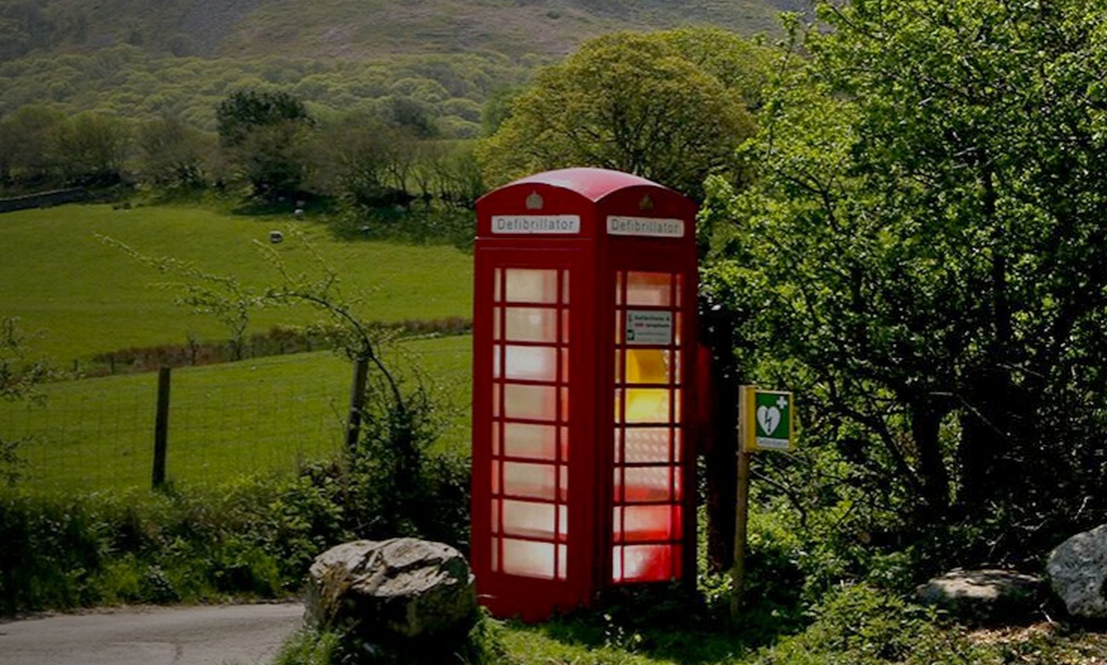 En Reino Unido puedes adoptar una cabina telefónica, y la gente las está convirtiendo en desfibriladores y bibliotecas