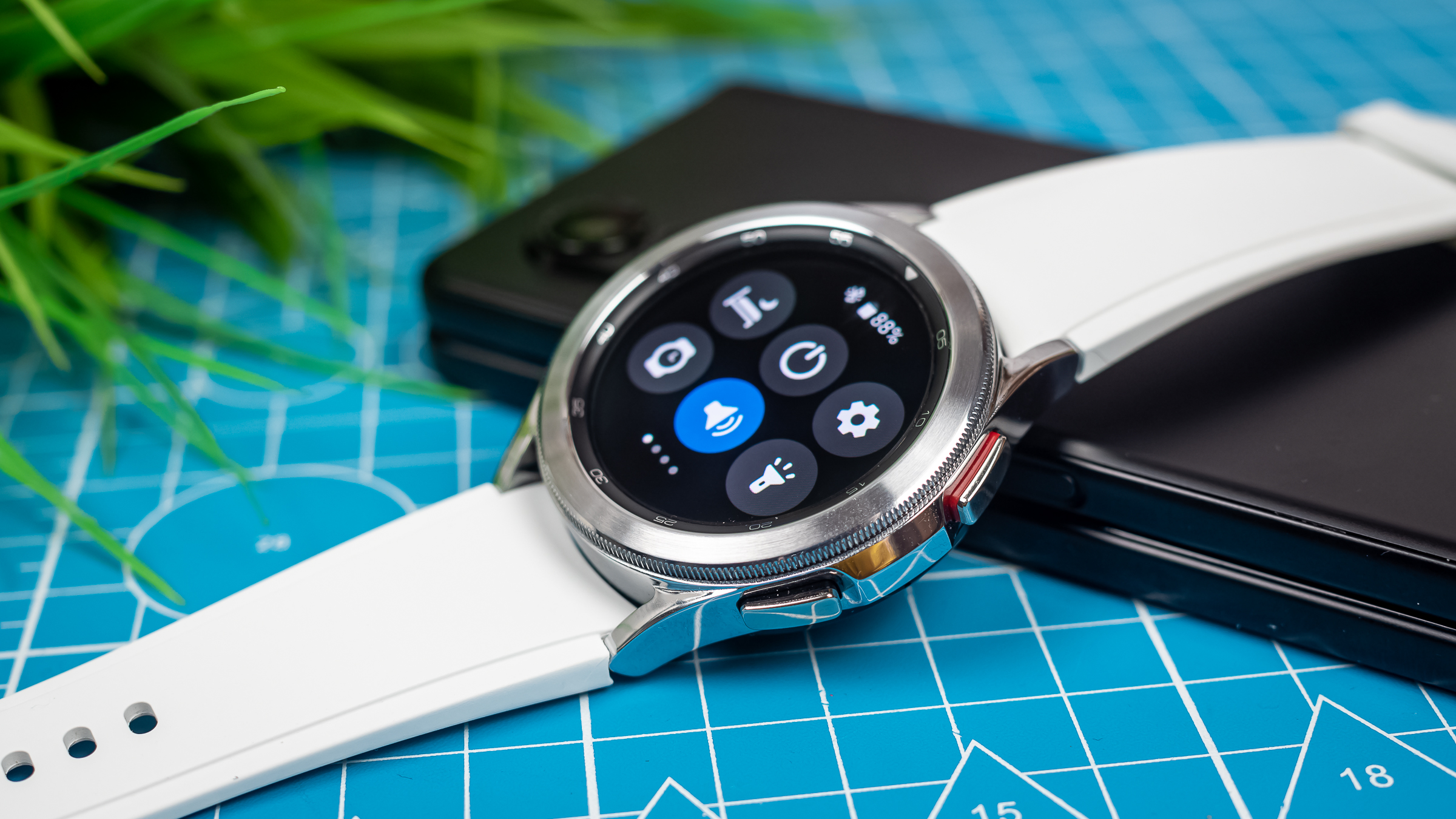 La patente de Samsung para solucionar el problema de batería del Galaxy  Watch 4: una correa solar
