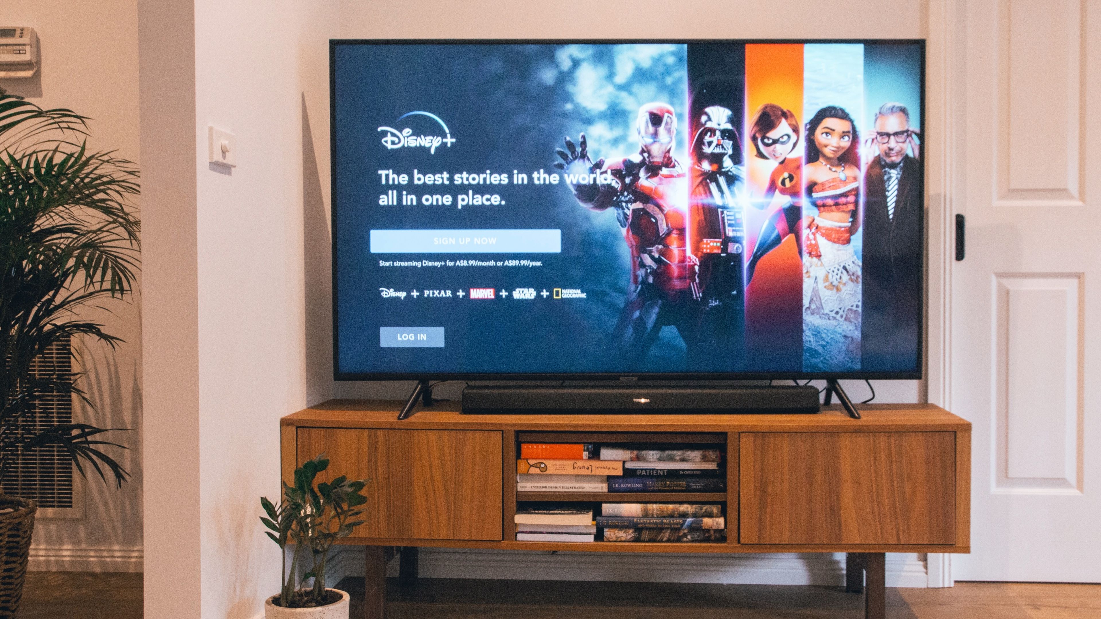 Smart TV con barra de sonido en un mueble de salón