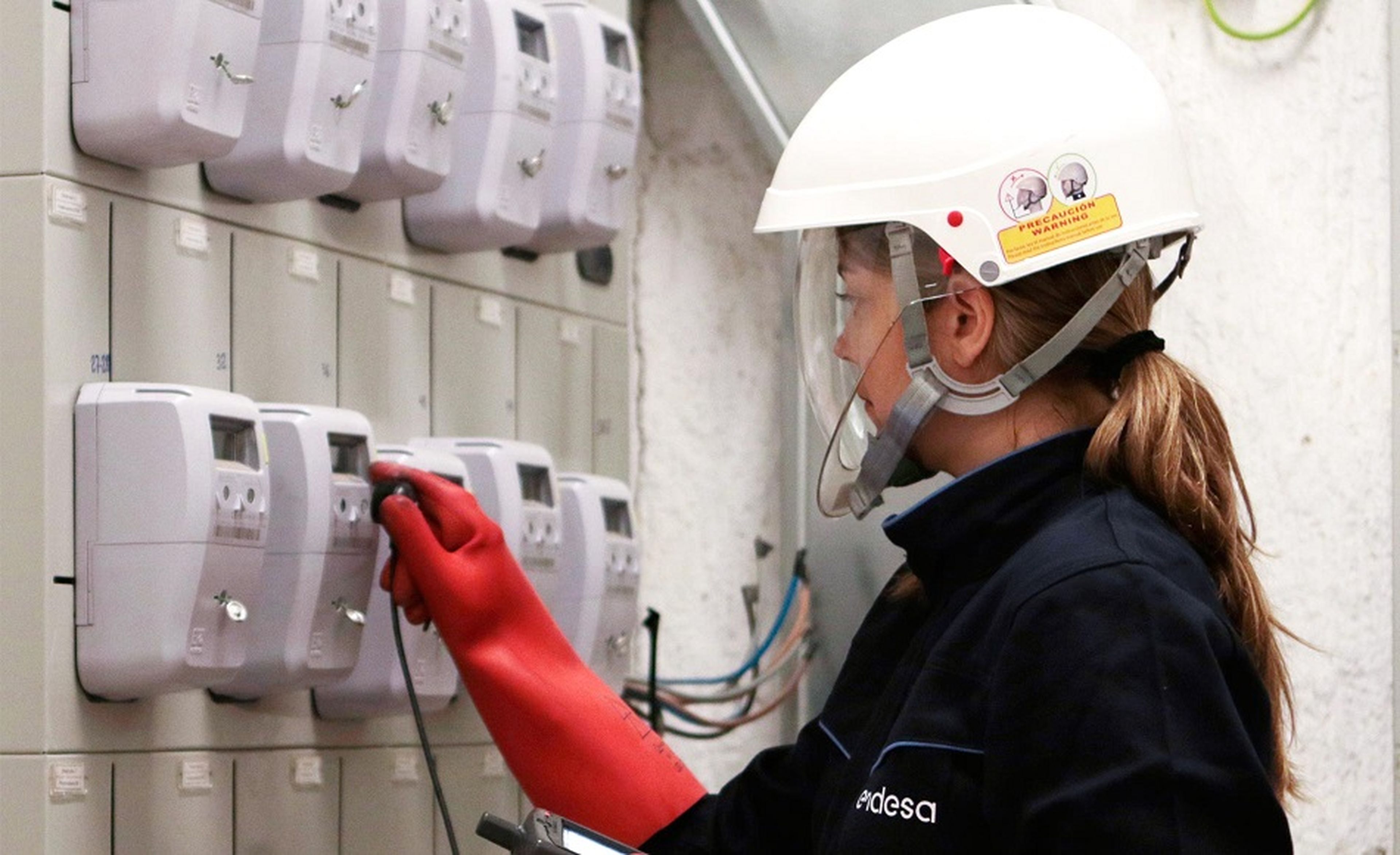 Un técnico tomando las lecturas de la luz en un contador inteligente