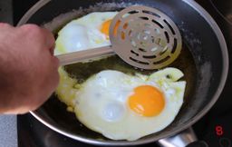 Tres trucos infalibles para que no te salte el aceite cuando haces huevos fritos