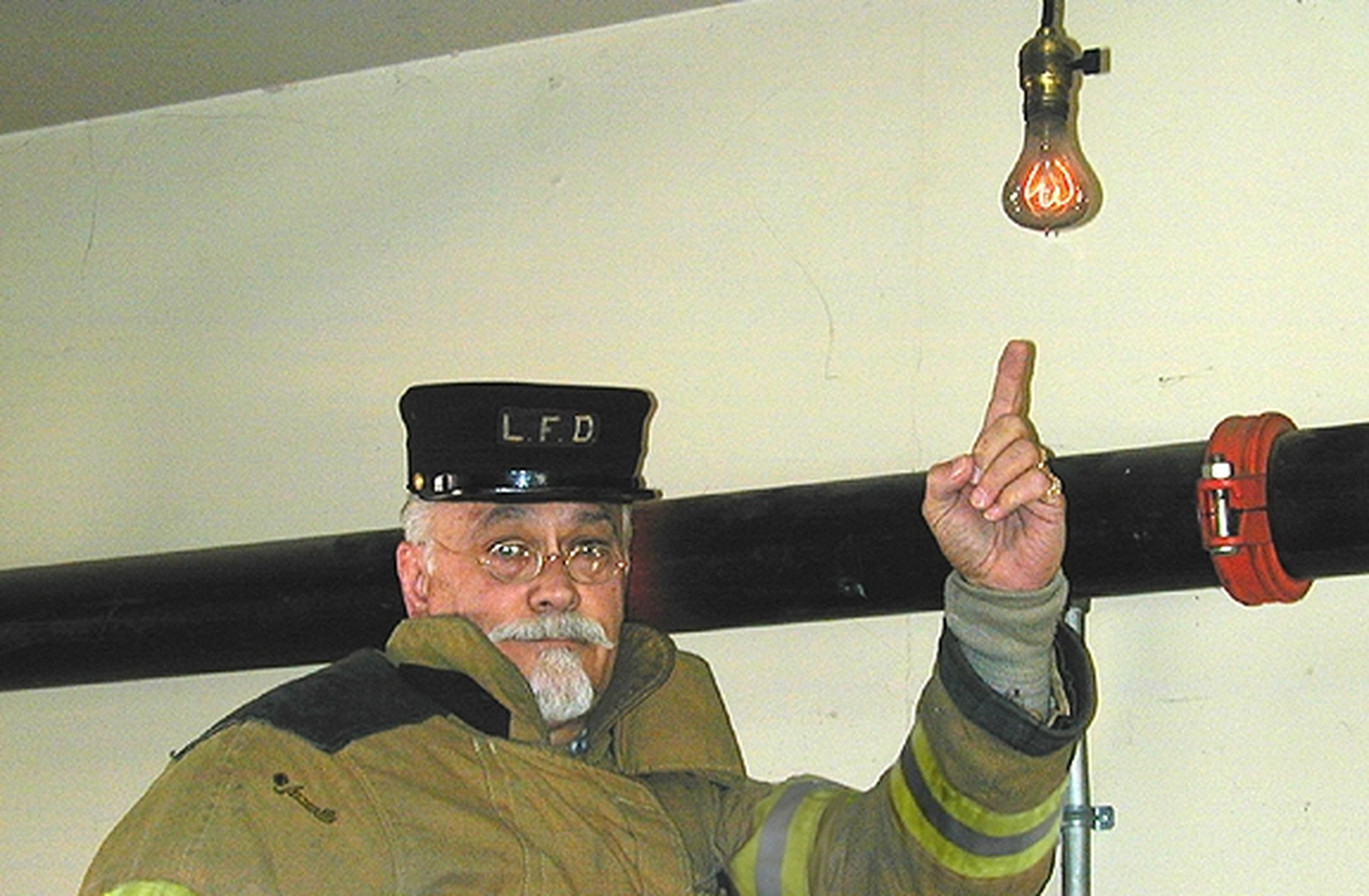Esta bombilla lleva encendida 121 años en un parque de bomberos, y nadie sabe cómo es posible