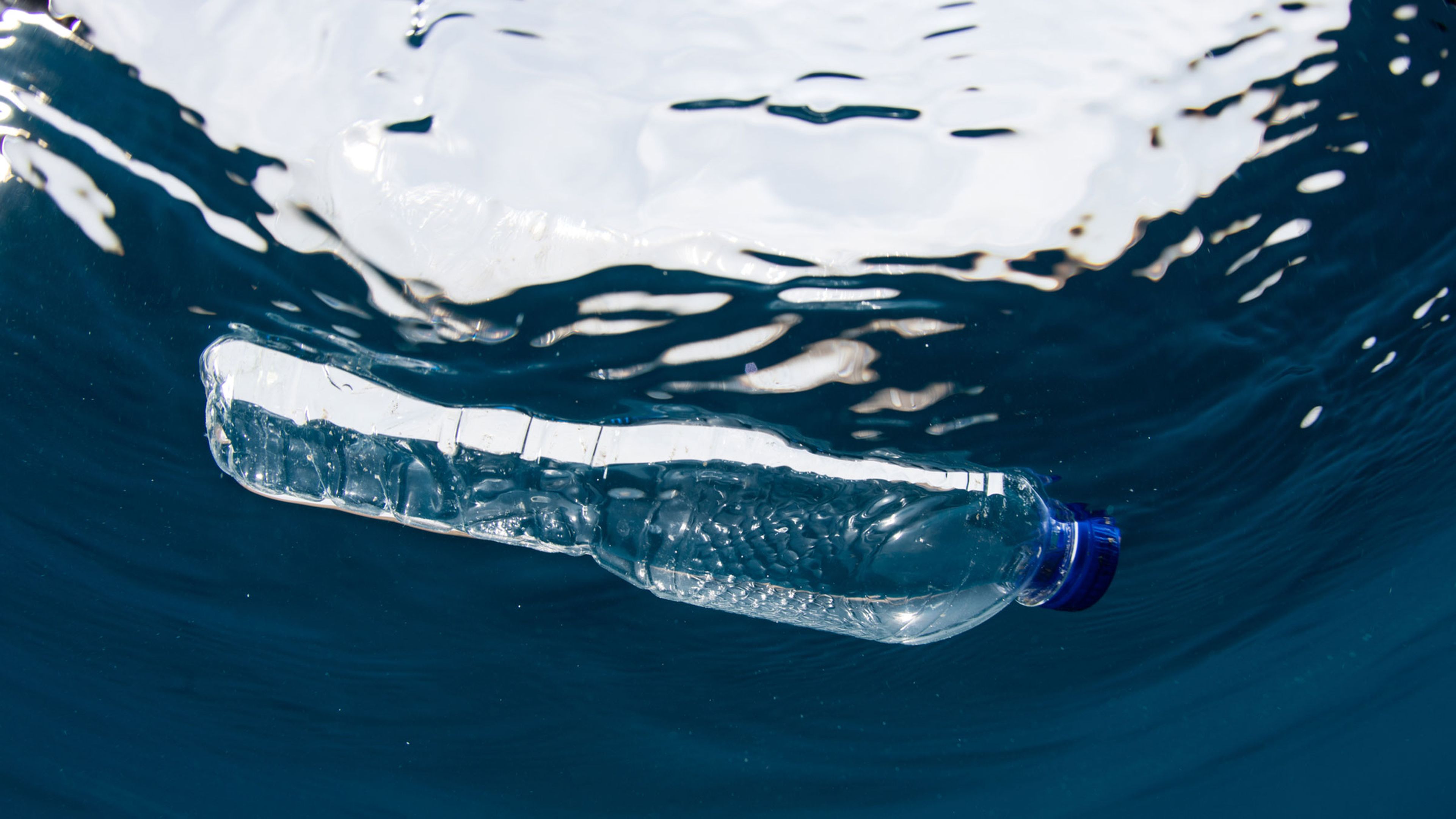 Botella de plástico en el agua