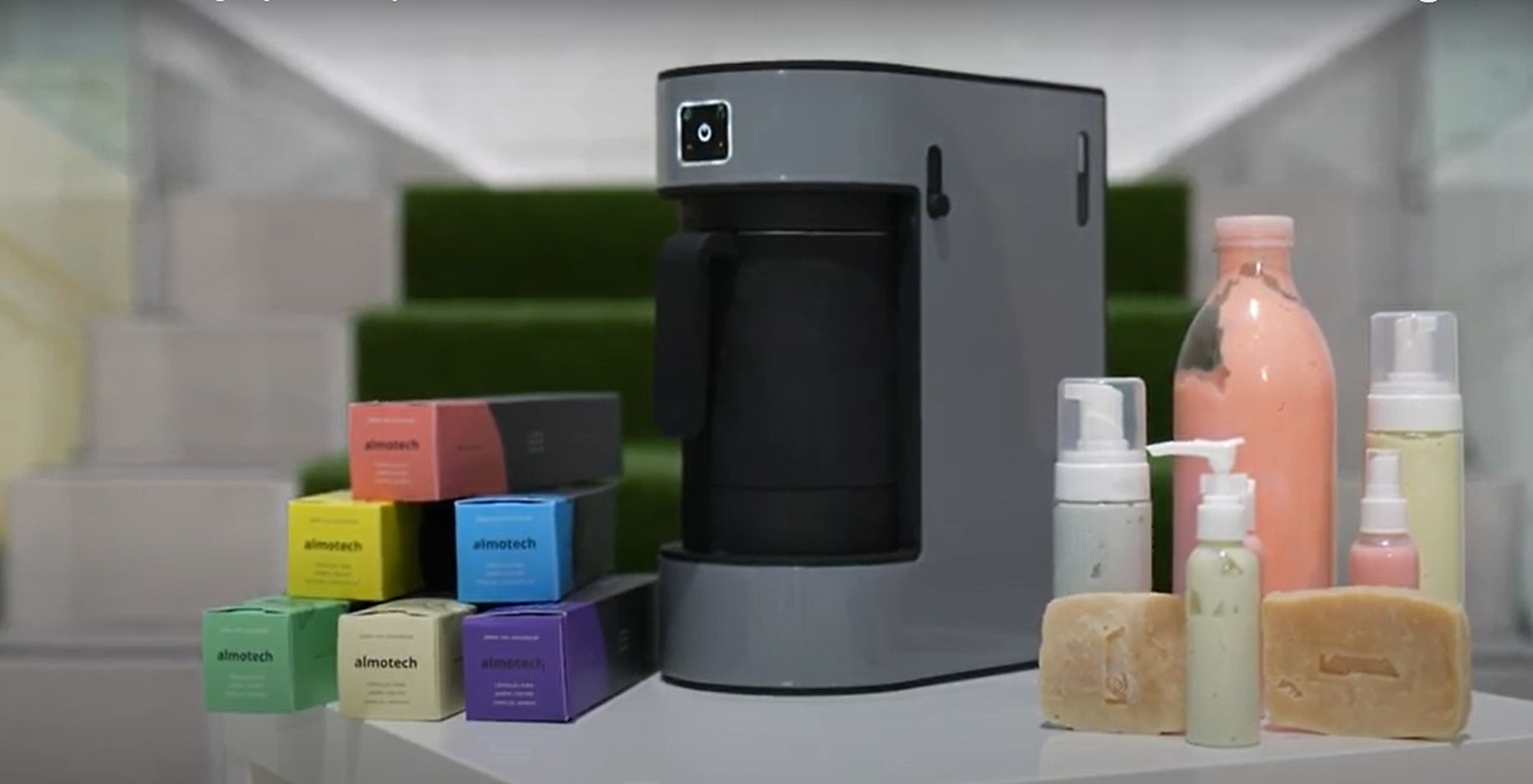 Una 'cafetera' de cápsulas que produce diferentes jabones y no genera residuos: el invento de una empresa española para reciclar el aceite usado