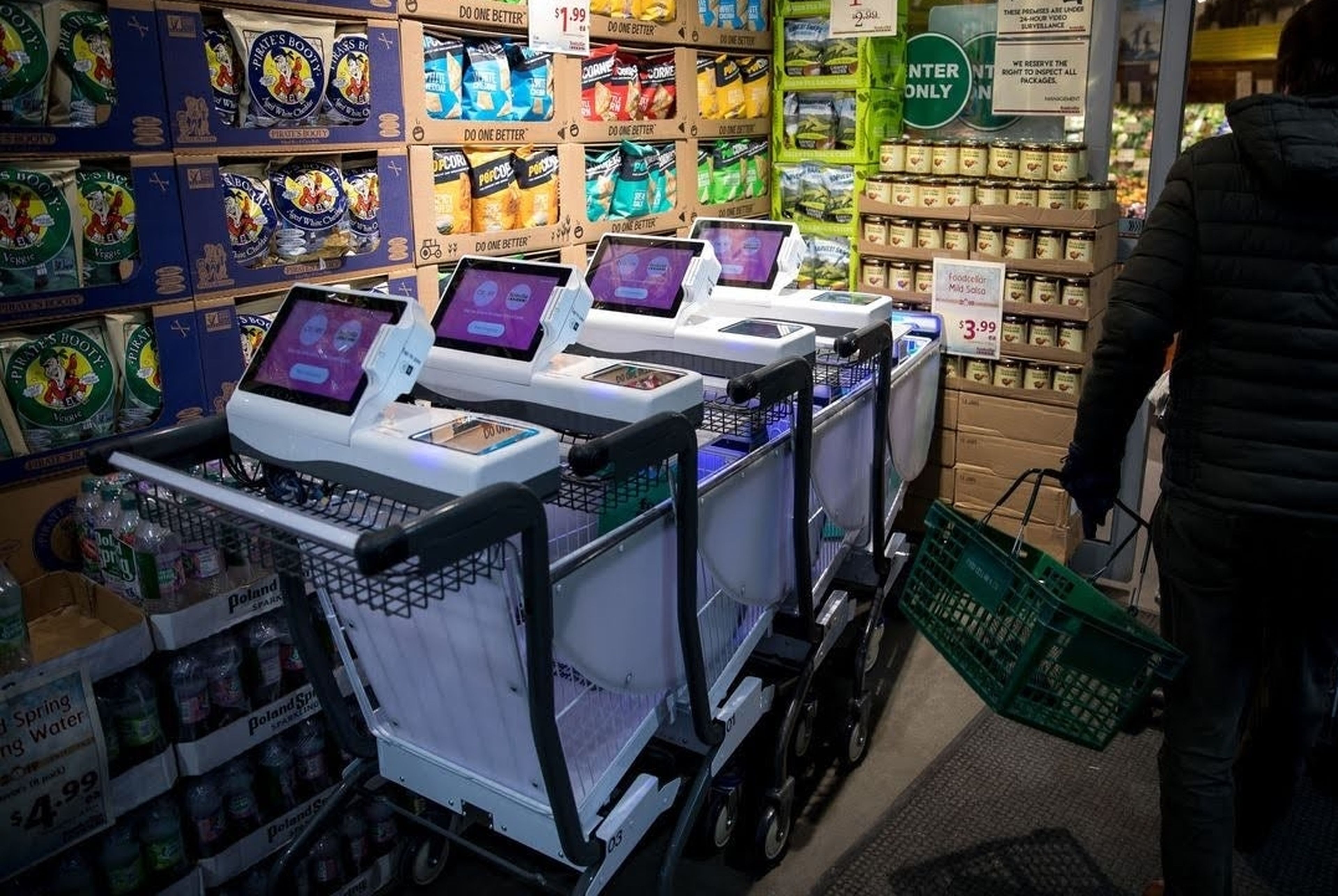 El carro de supermercado con IA que pesa la fruta, te lleva a las ofertas, y te cobra al salir
