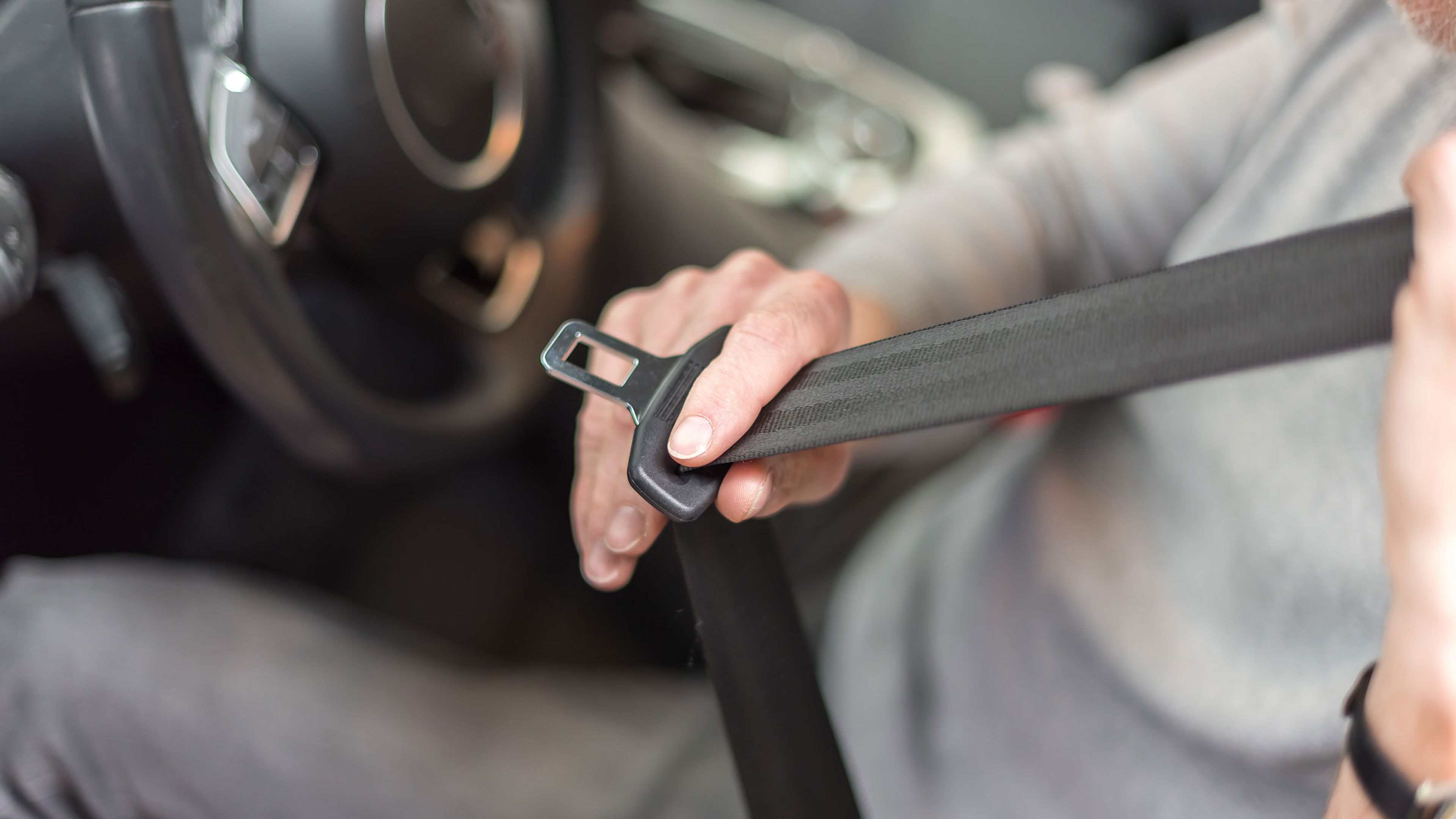 Cuándo es legal no llevar el cinturón en el coche y por qué: la DGT nos