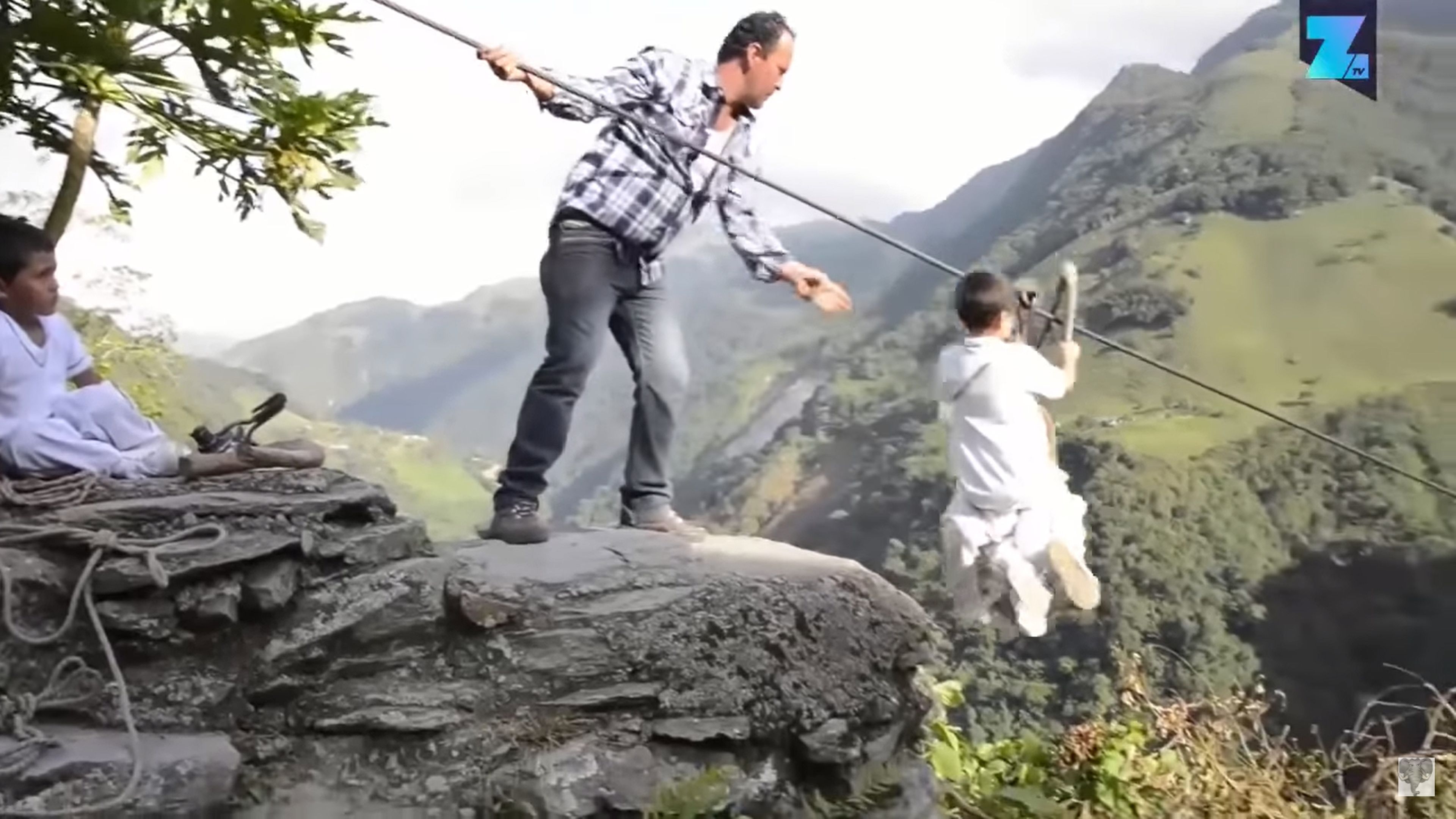 En Colombia los niños tienen que cruzar un barranco de 200 metros de altura colgados de un cable para ir a la escuela