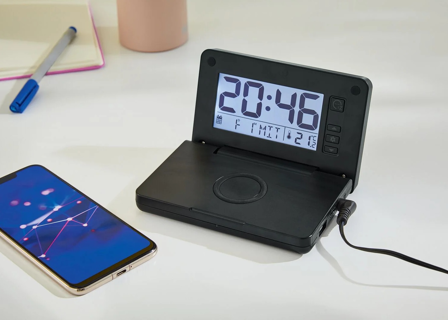 El cargador Qi / USB plegable con reloj despertador LIDL es perfecto para viajes y está a precio ganga | Computer Hoy