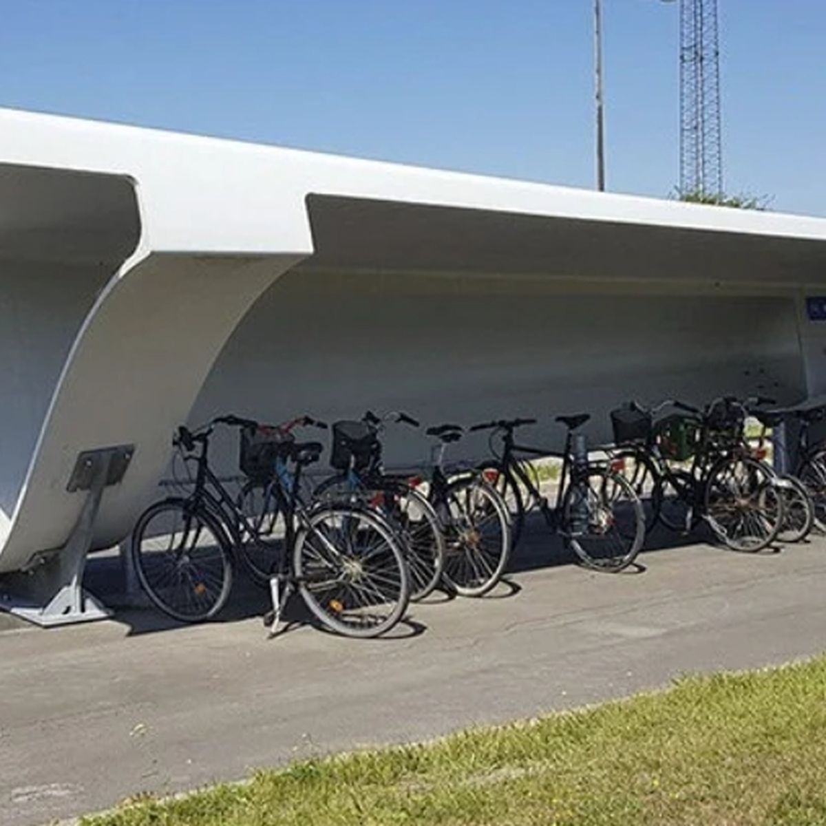 De palas de un generador eólico a proteger bicicletas