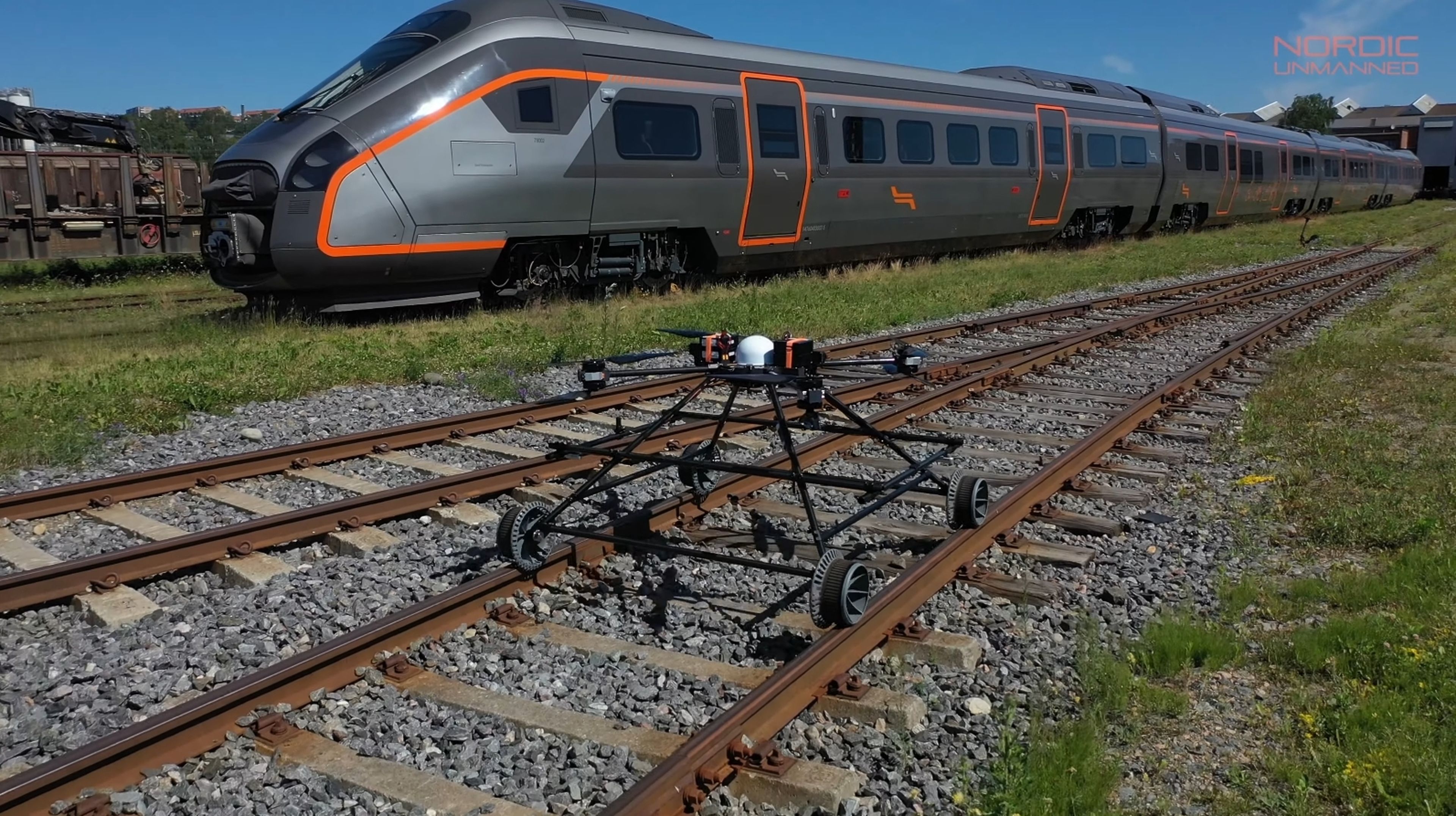 El dron sobre raíles que solo vuela para esquivar trenes