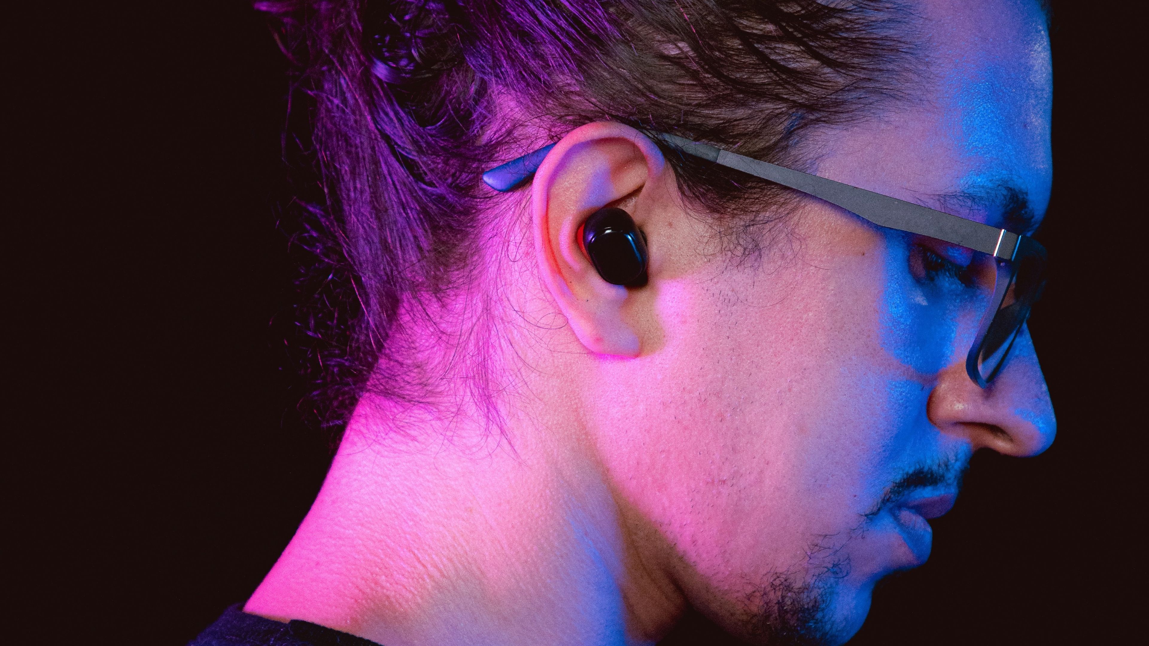 Hombre con auriculares inalámbricos TWS en su oreja