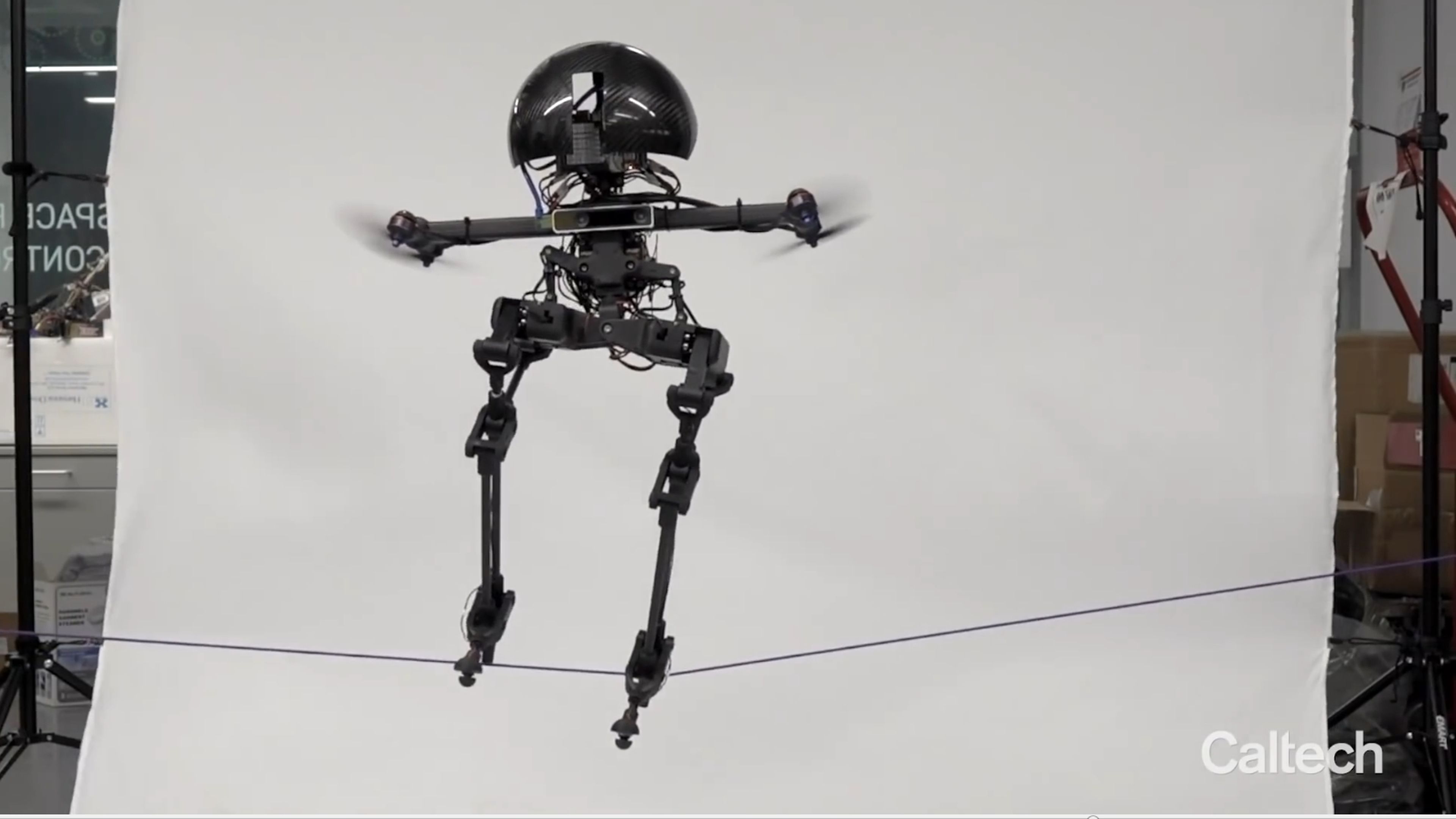 Leonardo, el robot bípedo que monta en monopatín, vuela y camina por la cuerda floja