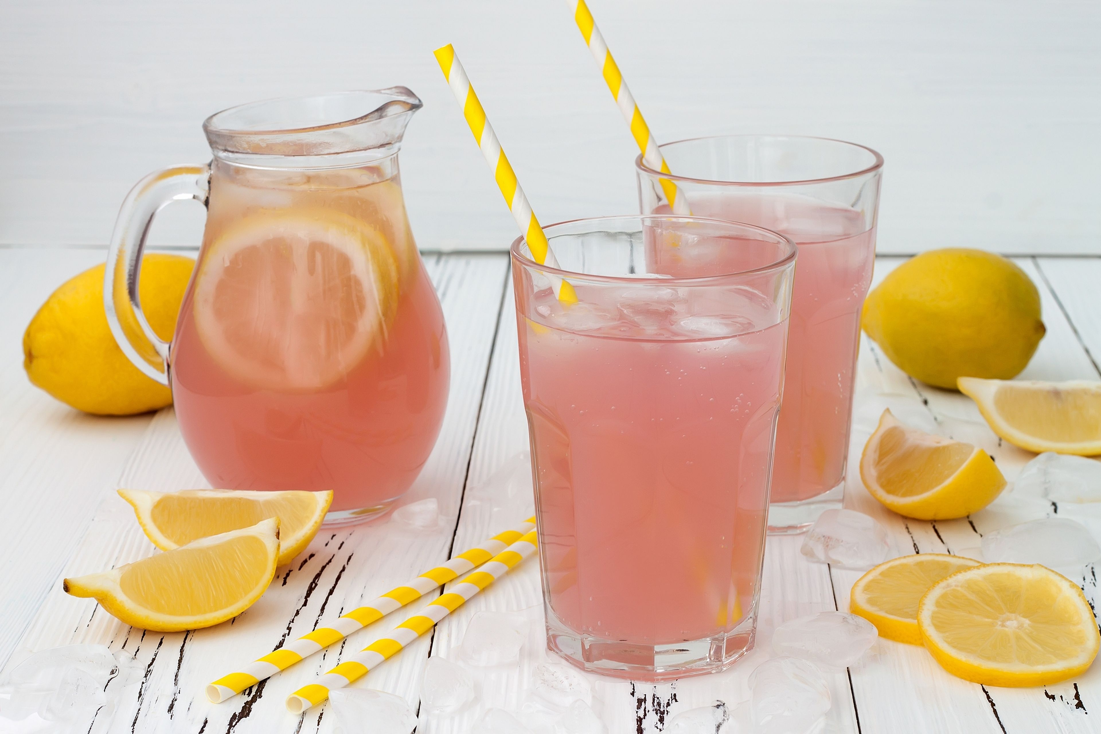 Qué es la limonada rosa, qué beneficios tiene, y cómo prepararla