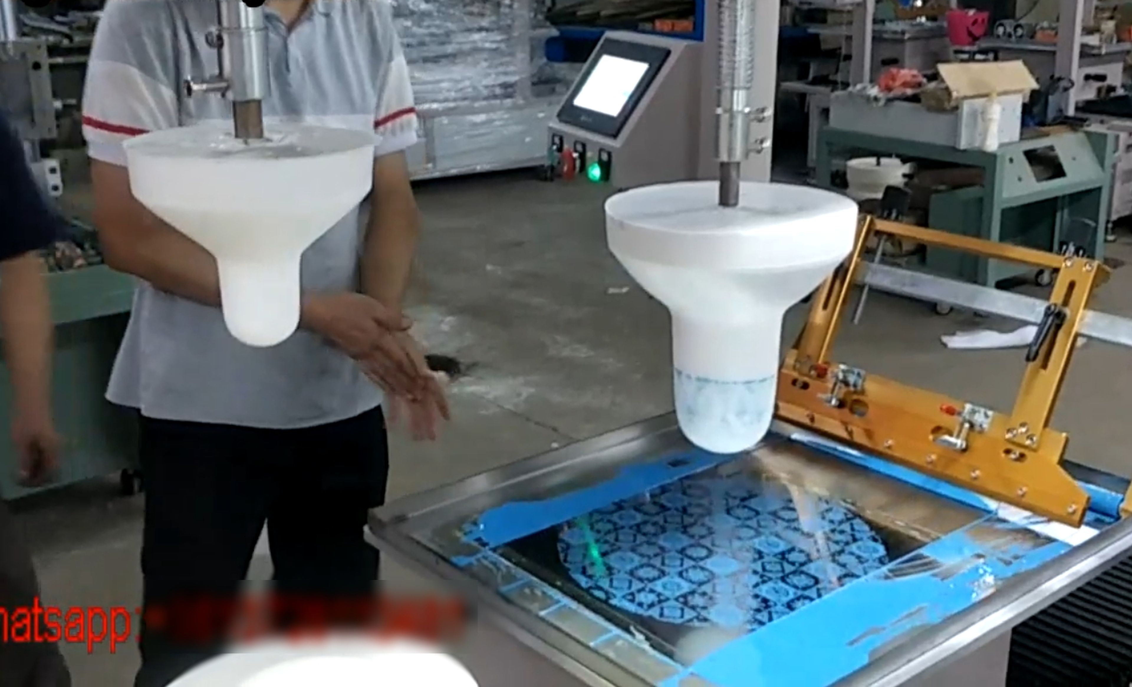Esta máquina china que imprime platos y juguetes con diferentes diseños, es hipnótica