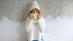 Mujer con ropa de invierno pasando frío