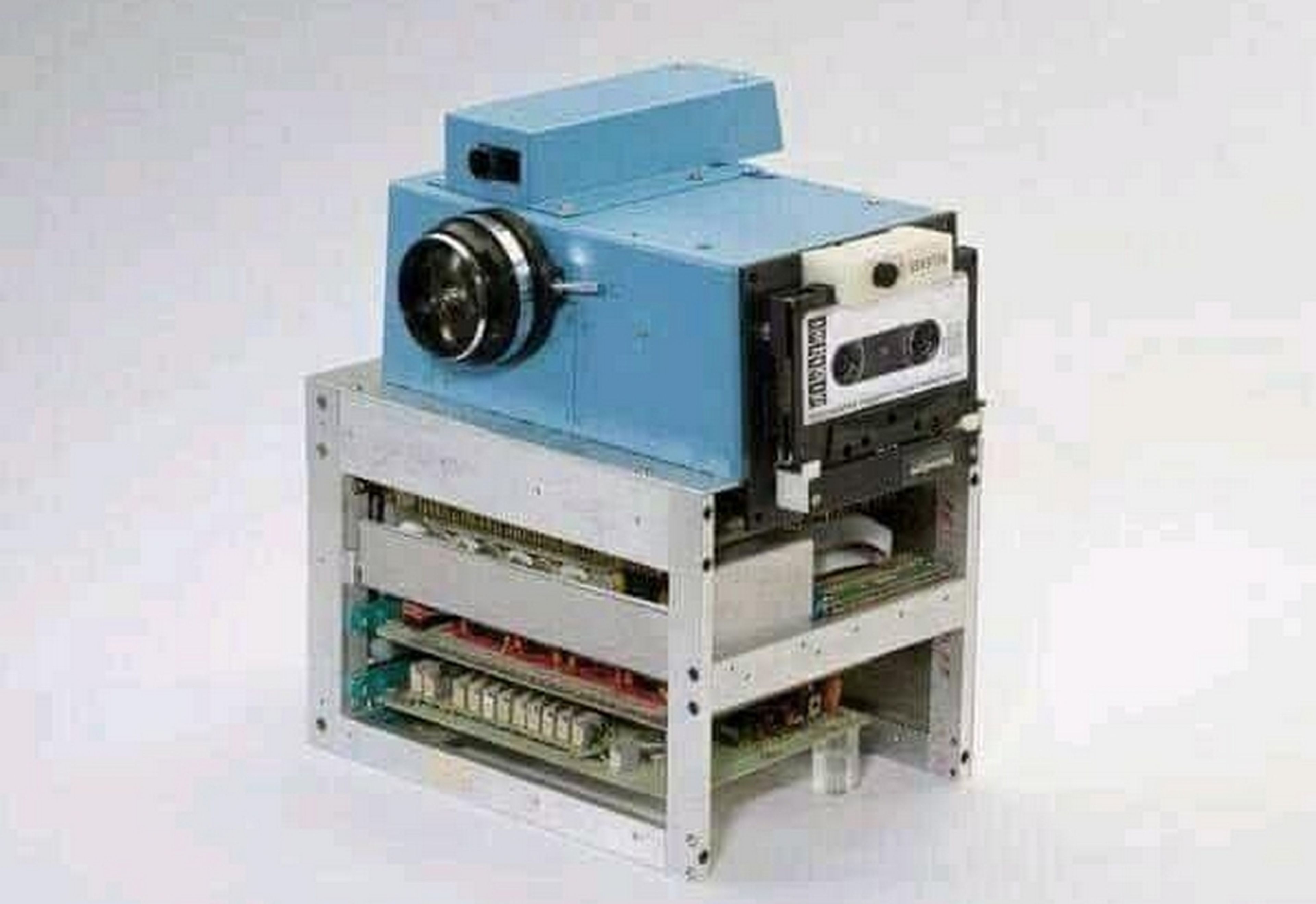 La primera cámara digital portátil, de Kodak, tenía un sensor de 0,01 Mpix y guardaba las fotos en una cinta de cassette