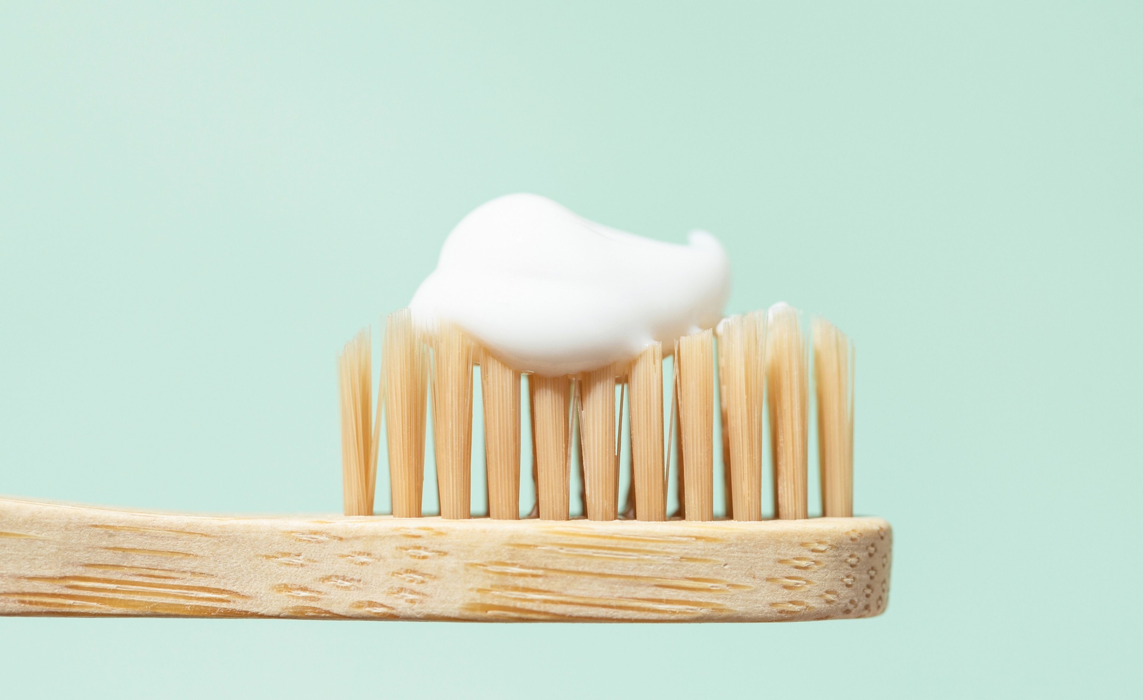 Así puedes fabricar pasta de dientes casera con solo dos ingredientes, según un doctor