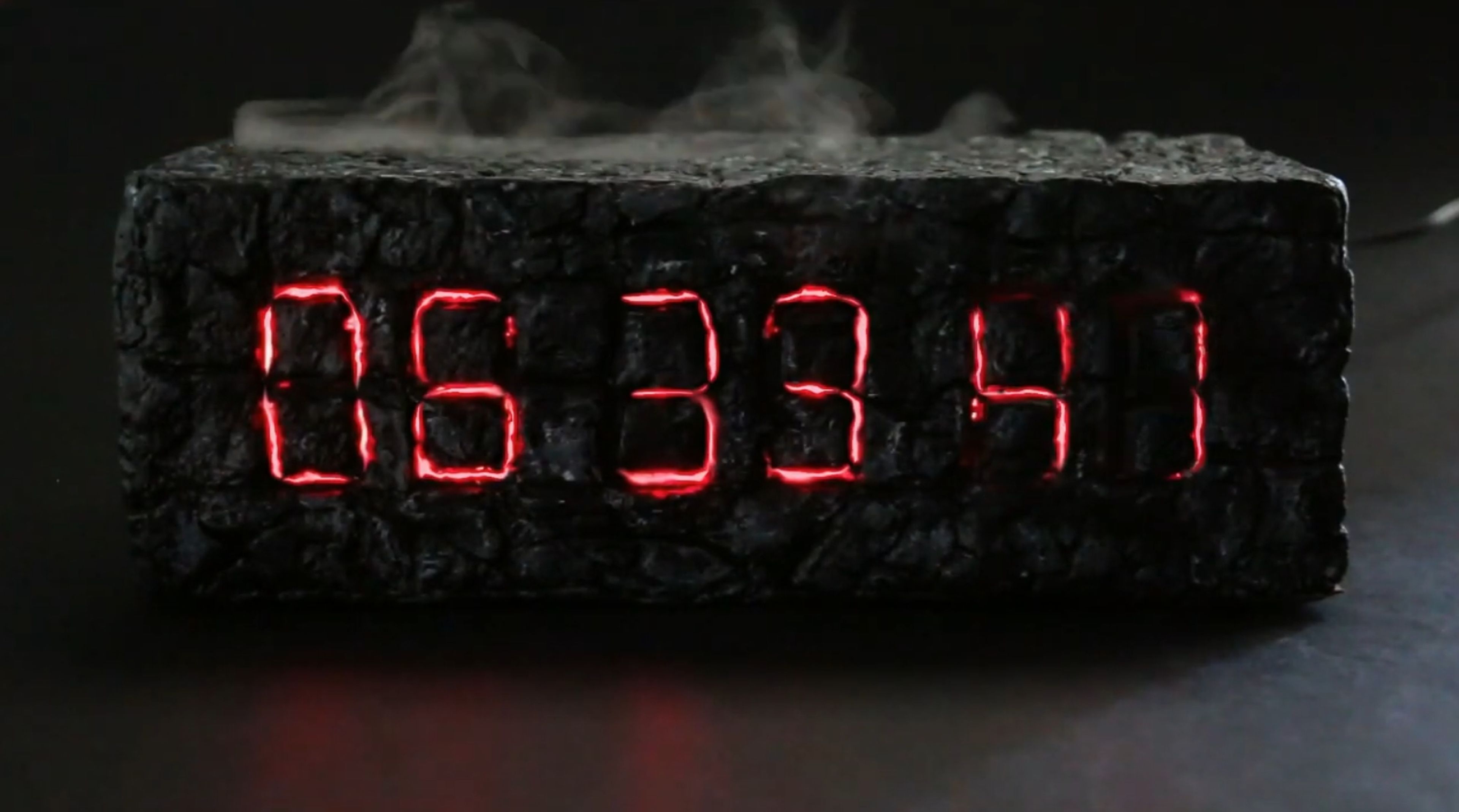 Este reloj volcán de lava incandescente esconde un secreto