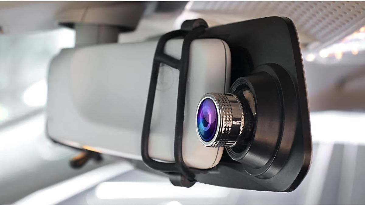 Este retrovisor inteligente con cámara trasera te ayudará a conducir  seguro, y hasta la DGT los recomendará