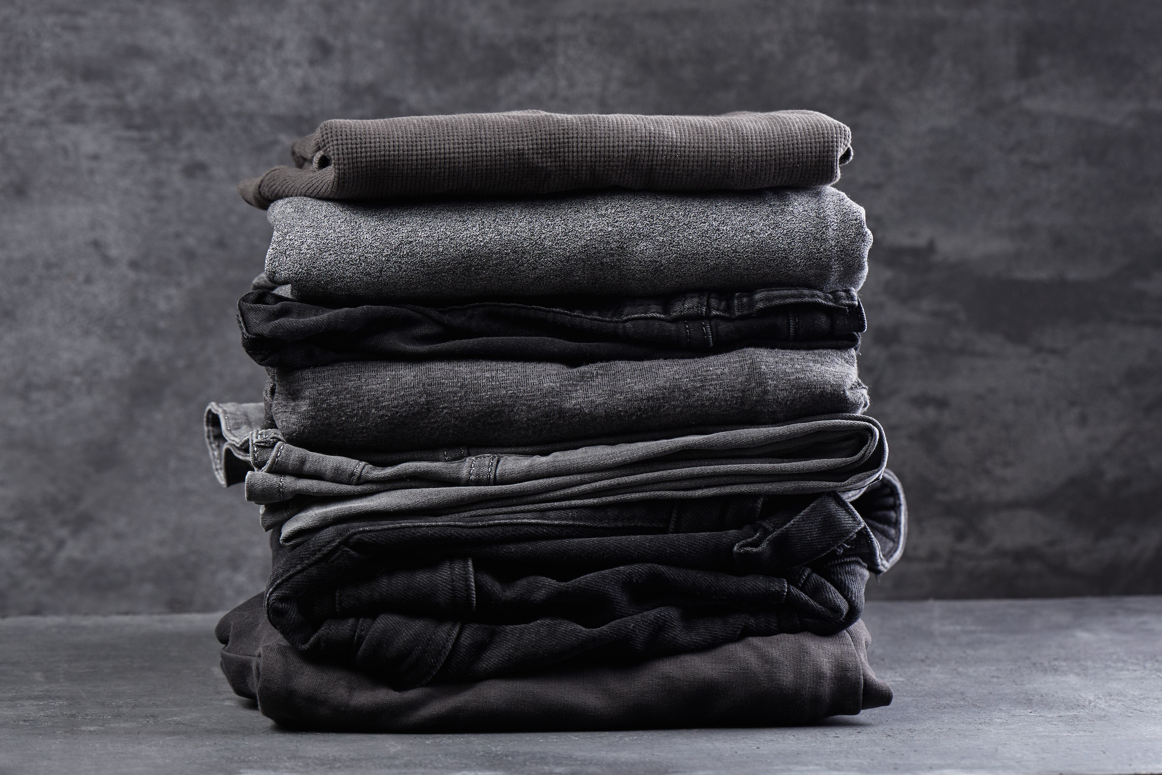 Cómo lavar la ropa negra u oscura: trucos para conservar el color y que no  se destiña | Computer Hoy