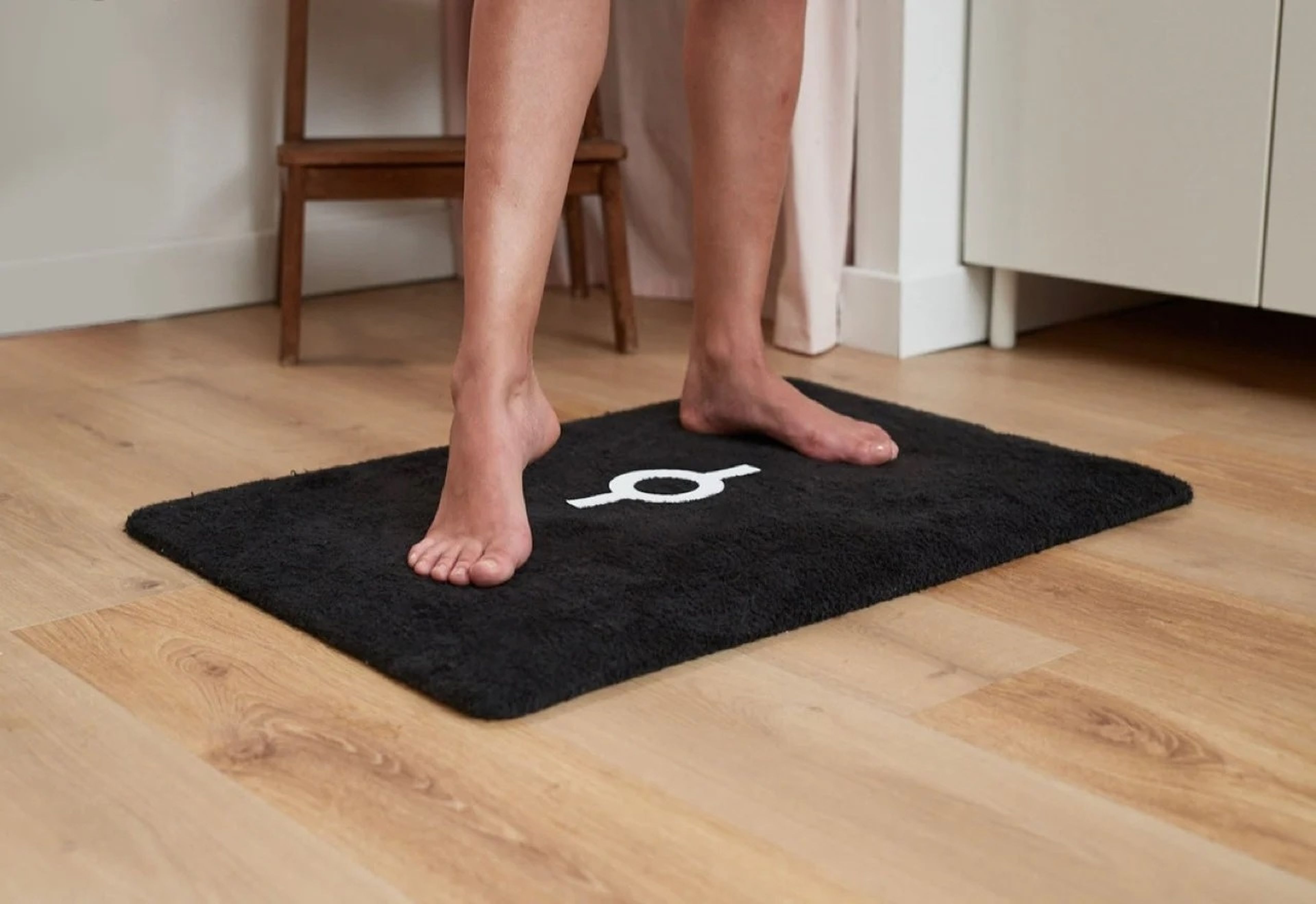 Esta alfombra de baño inteligente con lector de huellas de pies