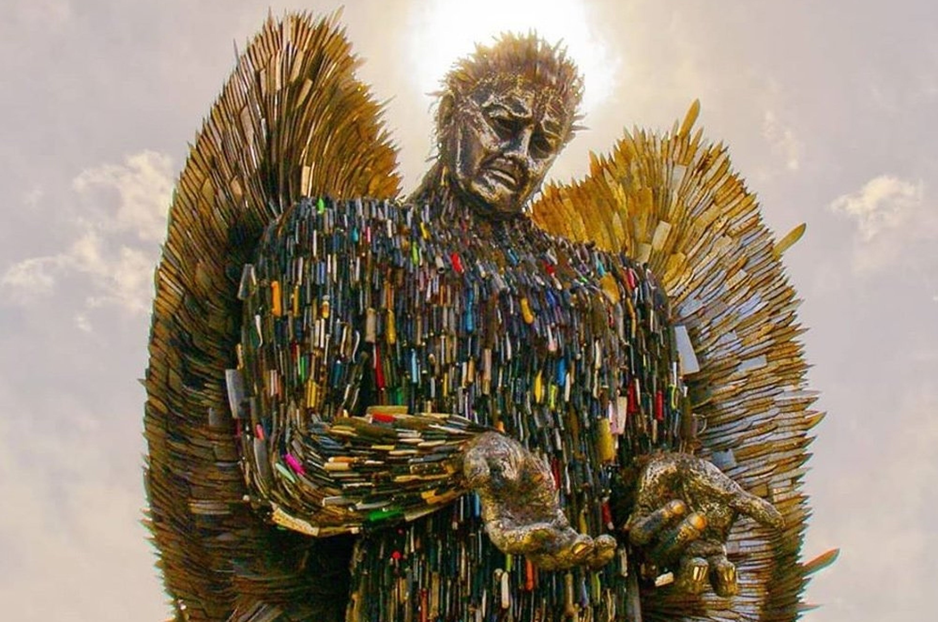 El Ángel del Cuchillo, una estatua de 8 metro creada con 100.000 cuchillos entregados por los jóvenes británicos