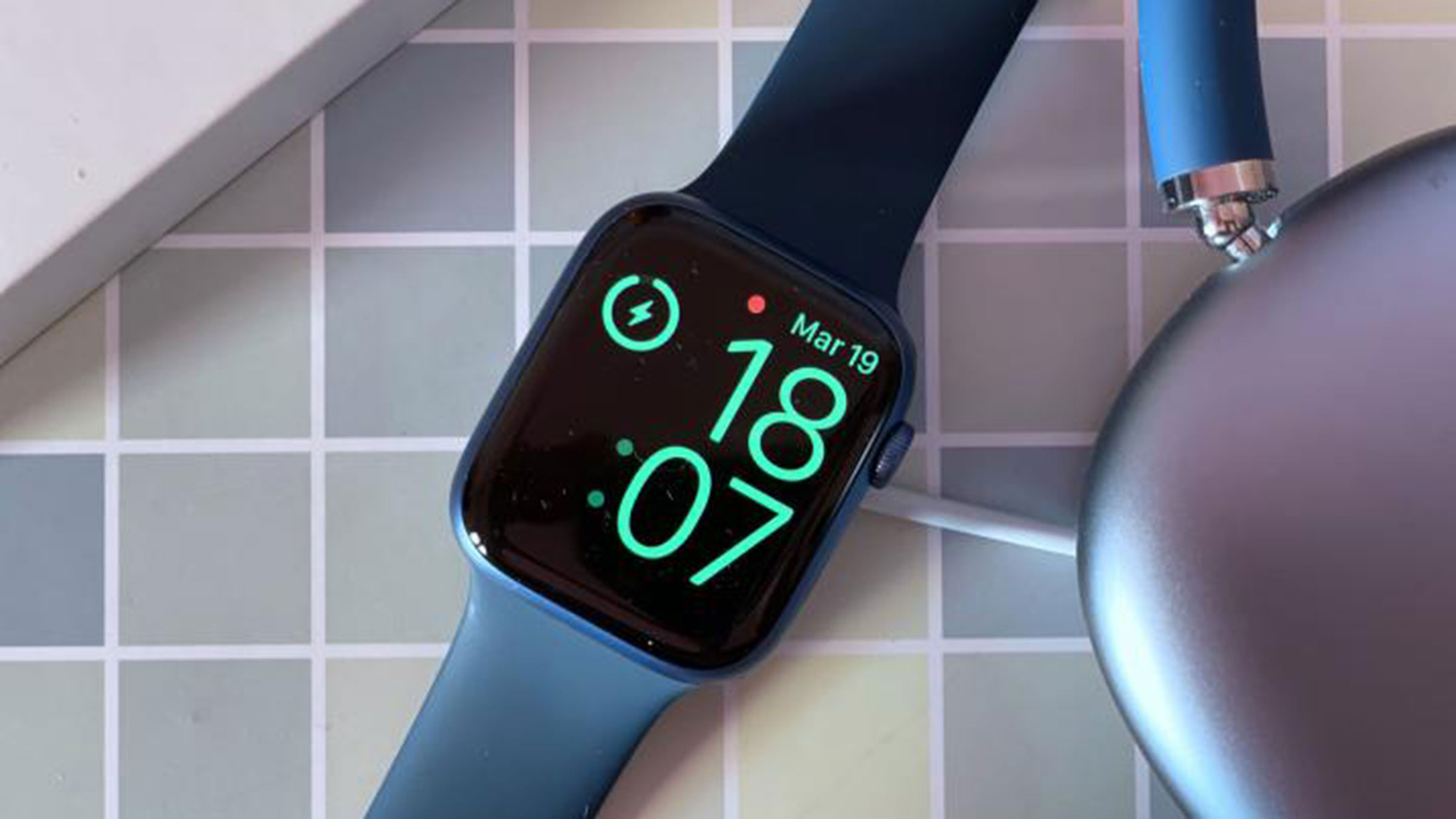 Este reloj inteligente es similar al Apple Watch, pero su batería dura una  semana y es compatible con Alexa