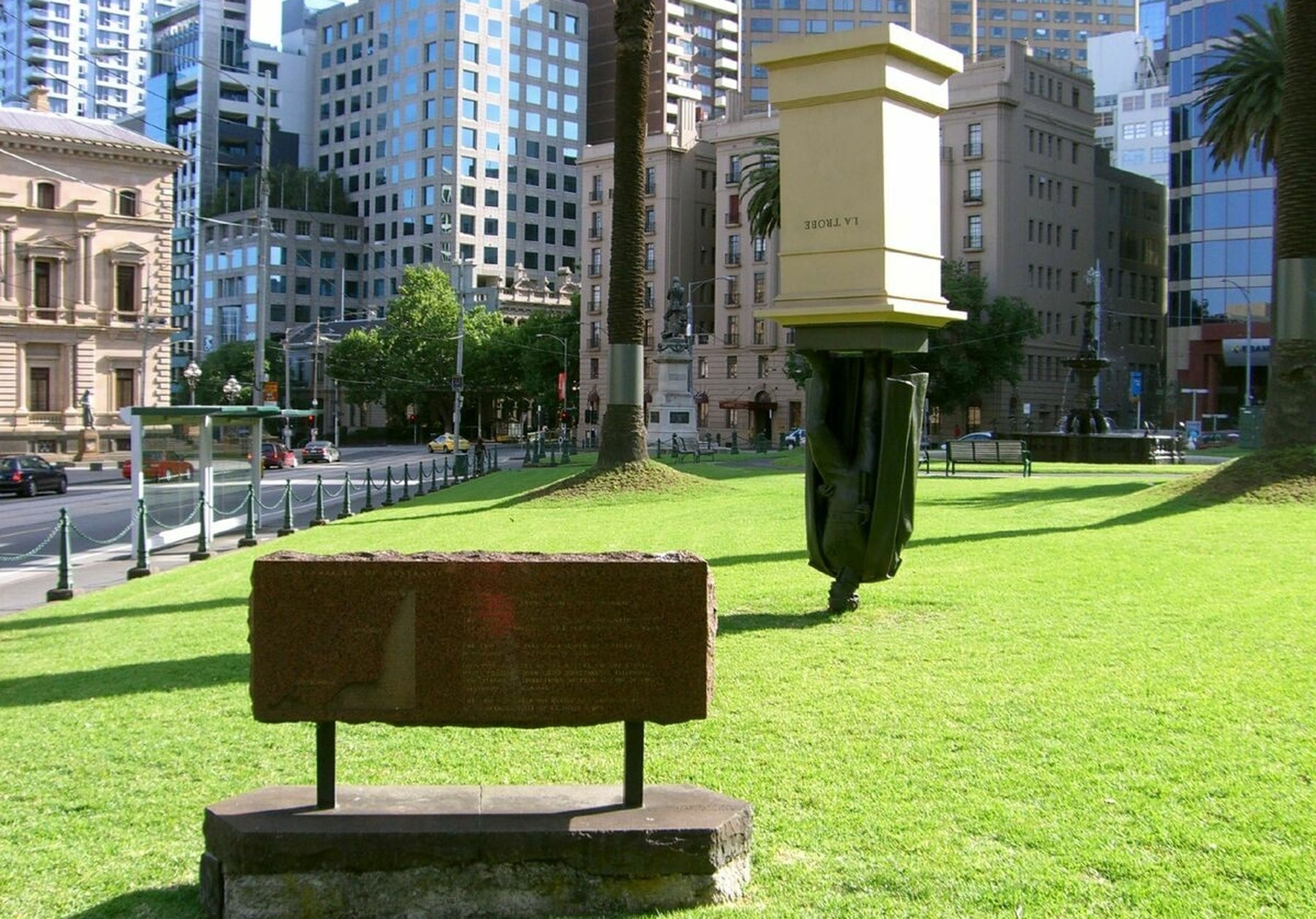 Por qué la Por qué la estatua de Charles La Trobe, en Australia, está plantada boca abajo, en Australia, está plantada boca abajo