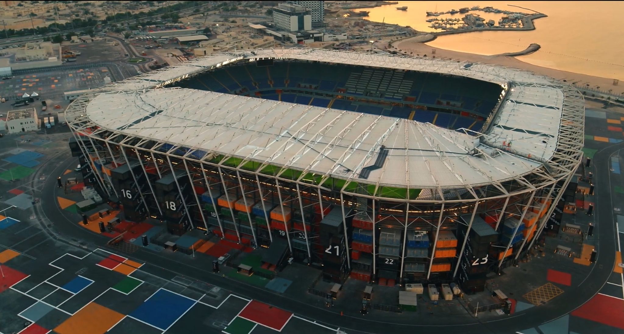 Este es el primer estadio de fútbol desmontable, caben 40.000 personas