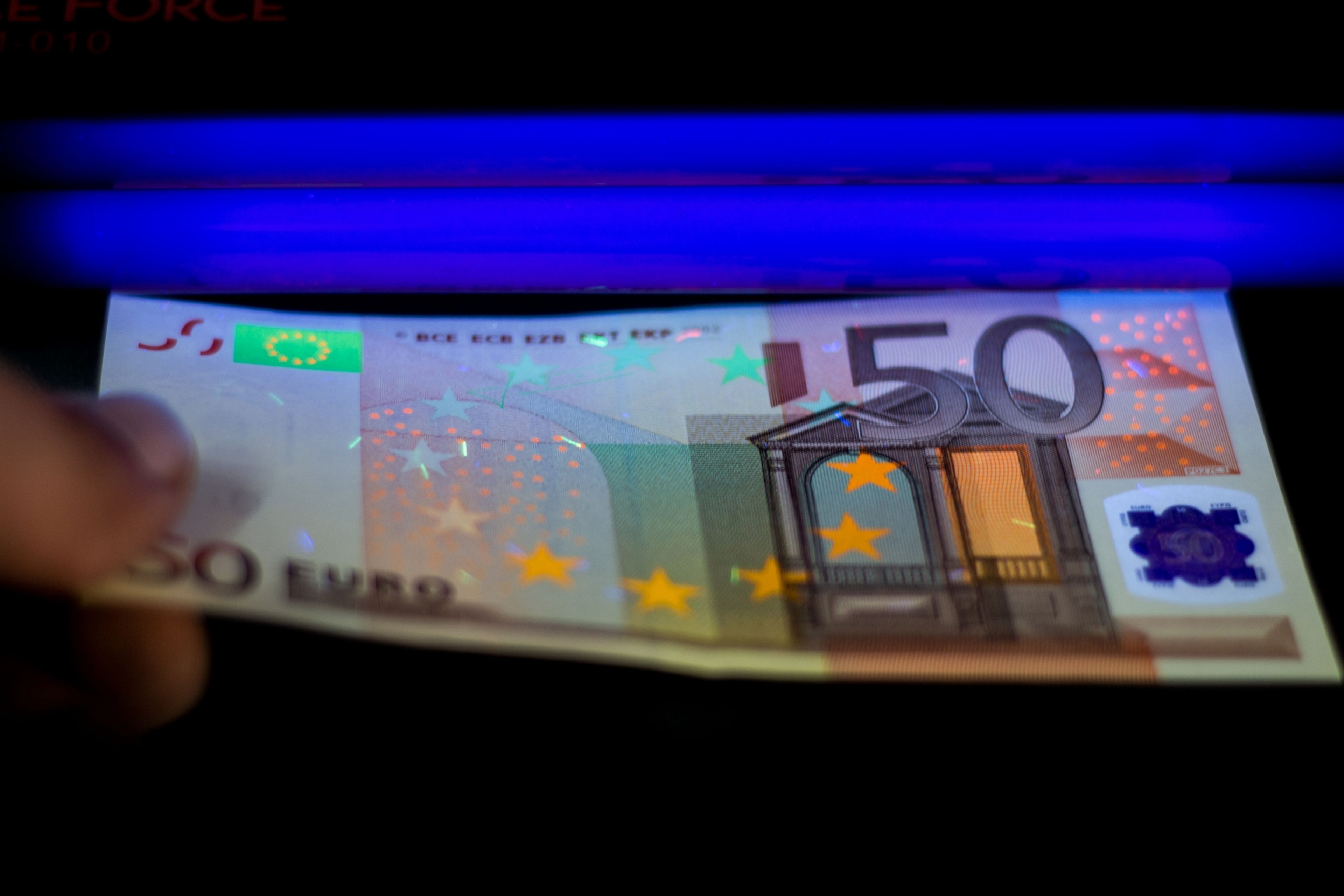 Los futuros billetes de euro podrían llevar nanotecnología creada por el CSIC que los hace imposibles de falsificar