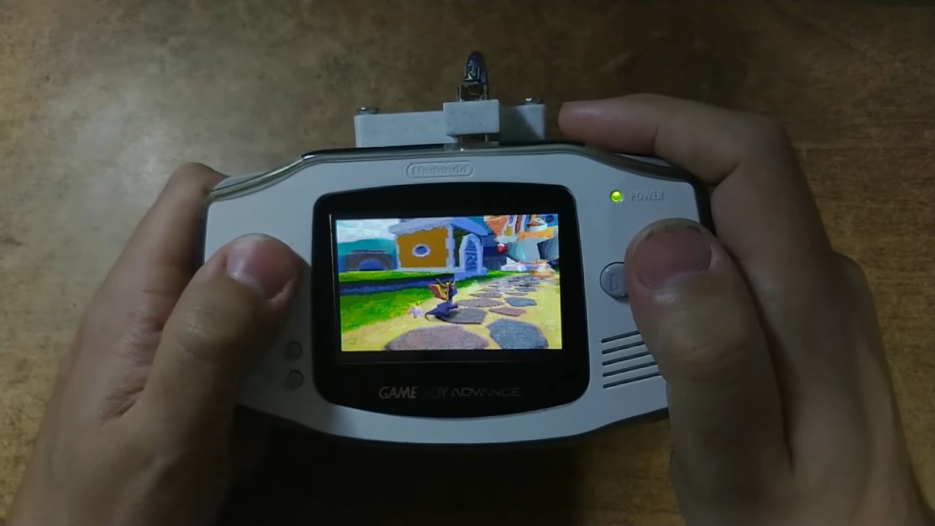 Así han personalizado Game Boy para que mueva juegos de PlayStation | Computer Hoy