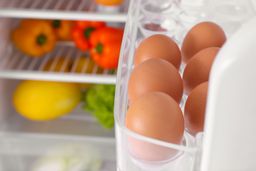 Huevos en la puerta de un frigorífico
