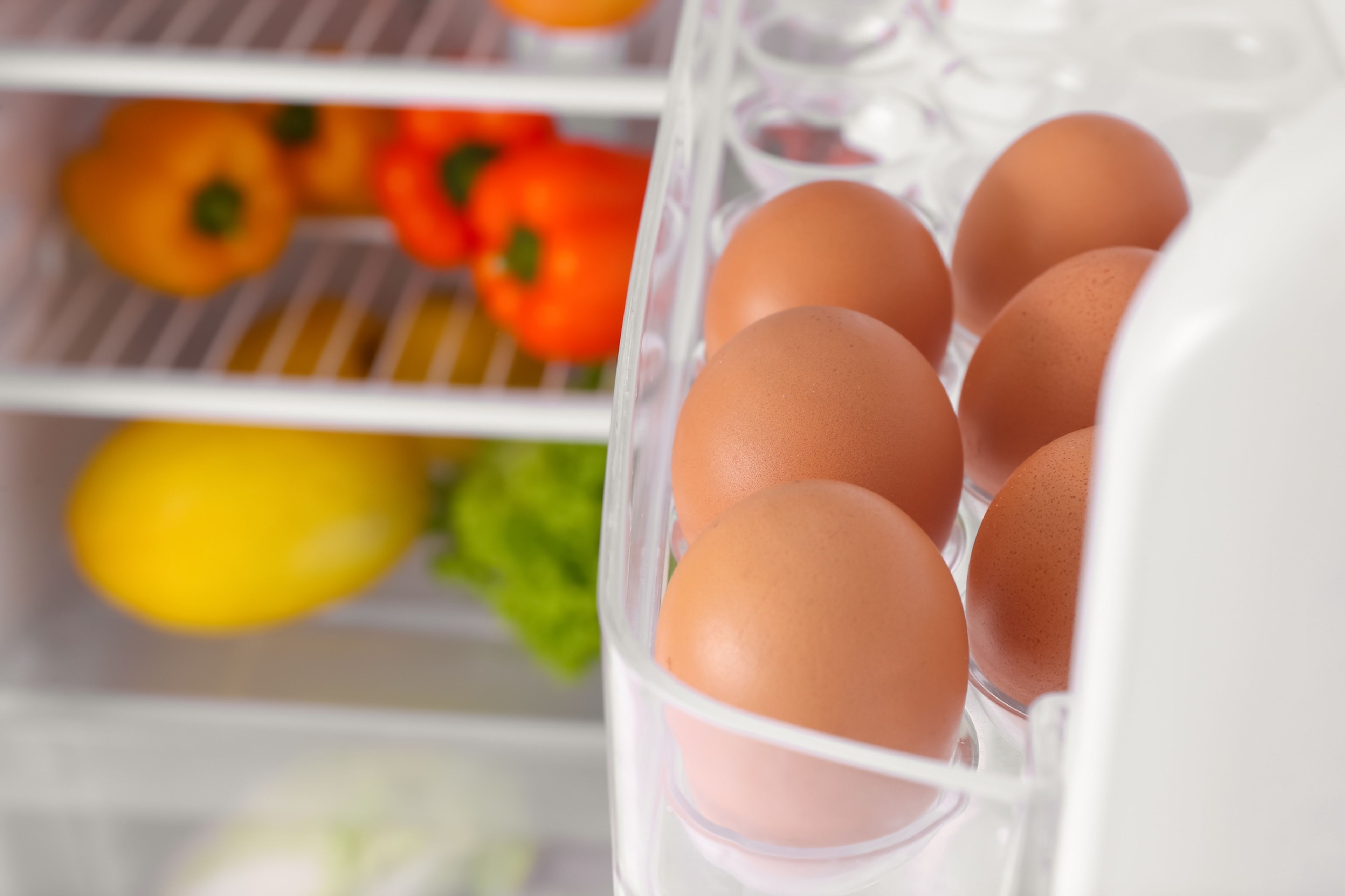 El grave error que casi todos cometemos al guardar los huevos en el  frigorífico