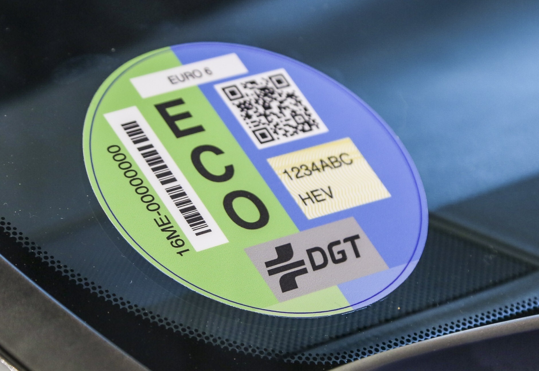 Es llevar en el parabrisas la pegatina de la y la etiqueta medioambiental de DGT? | Computer