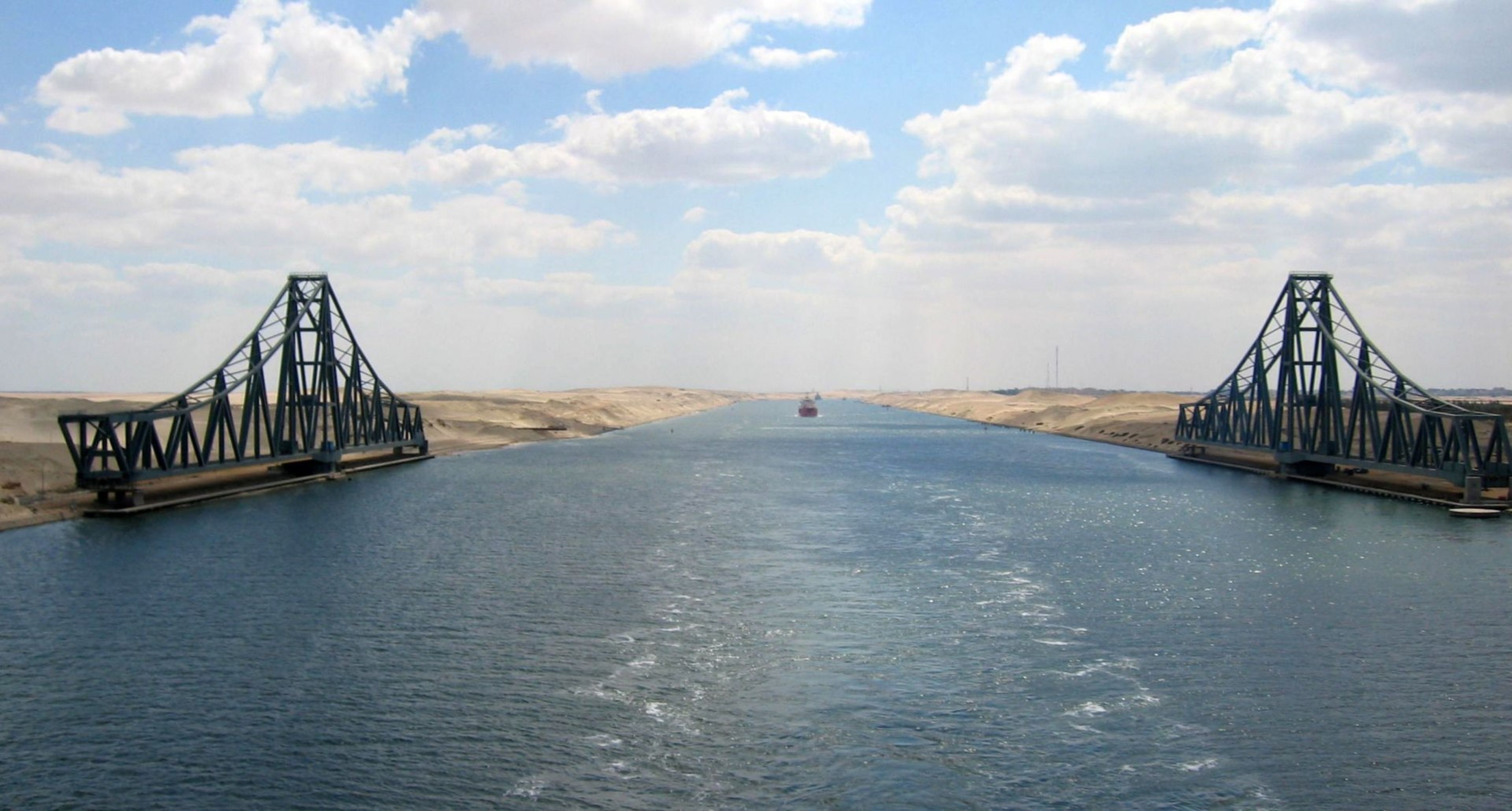 El puente giratorio más grande del mundo se pone en marcha en el Canal de Suez