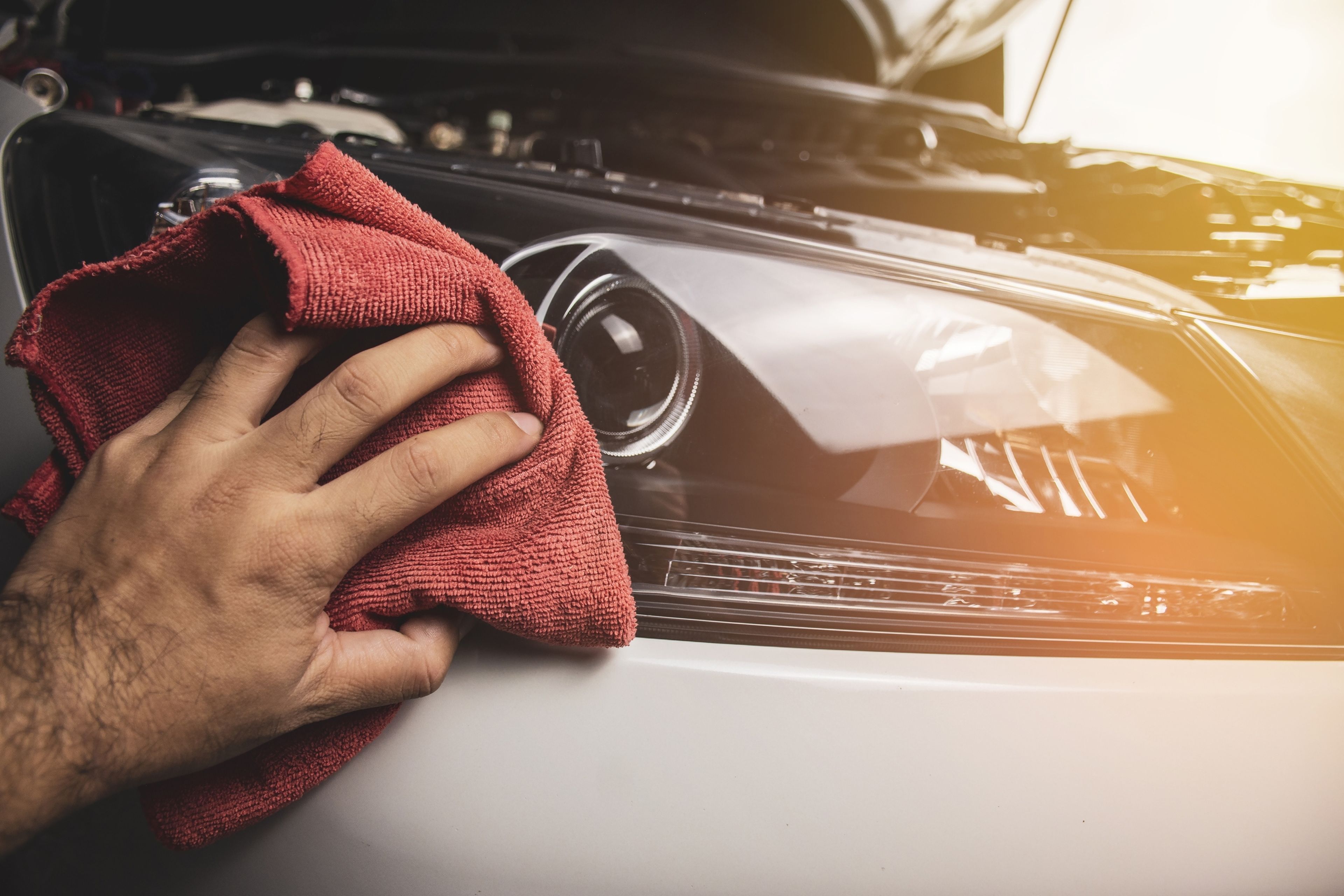 El truco viral para limpiar los faros del coche y dejarlos