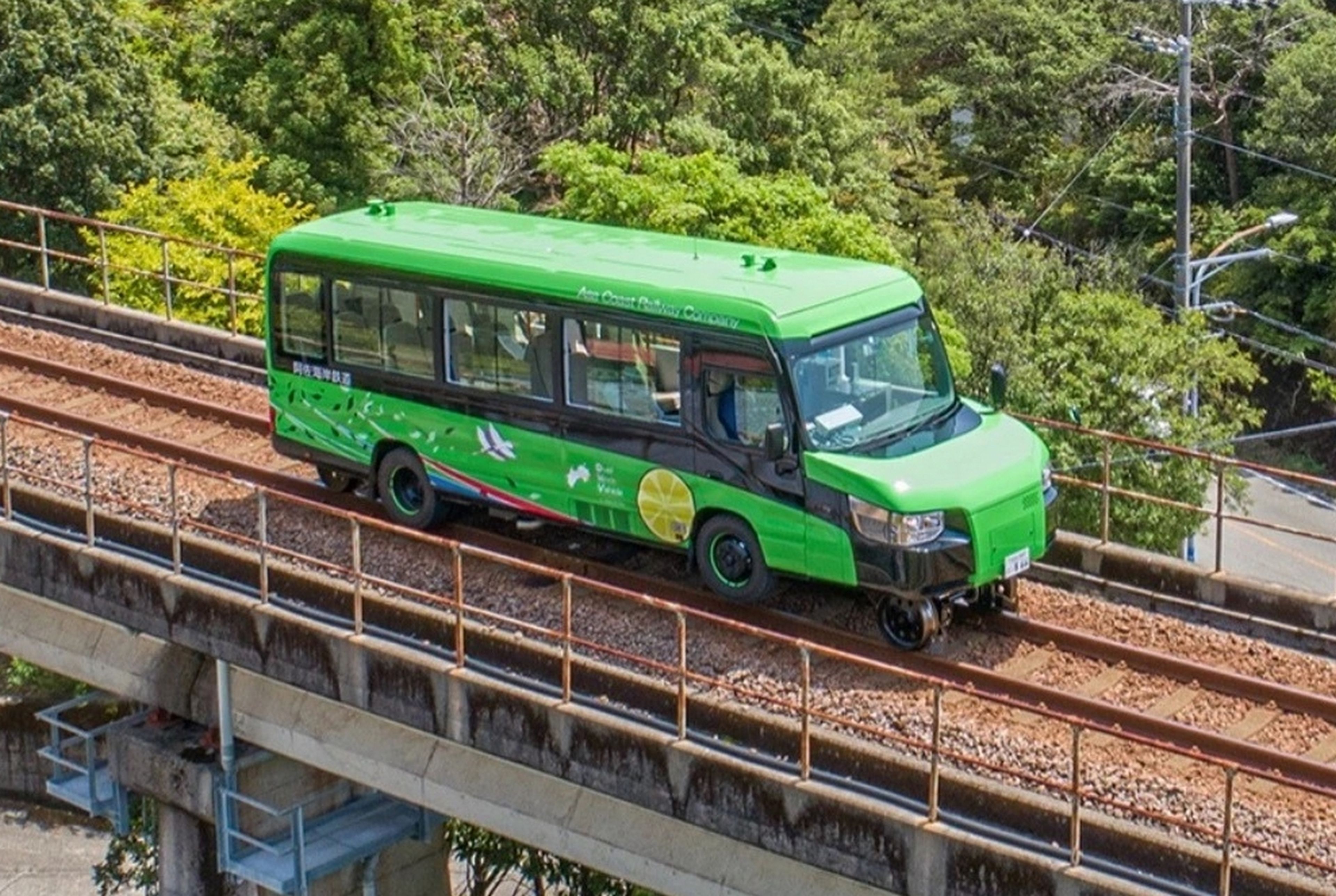 Este autobús tren japonés puede circular tanto por carretera como por la vía