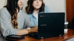 Dos mujeres usando un portátil Chromebook de Samsung