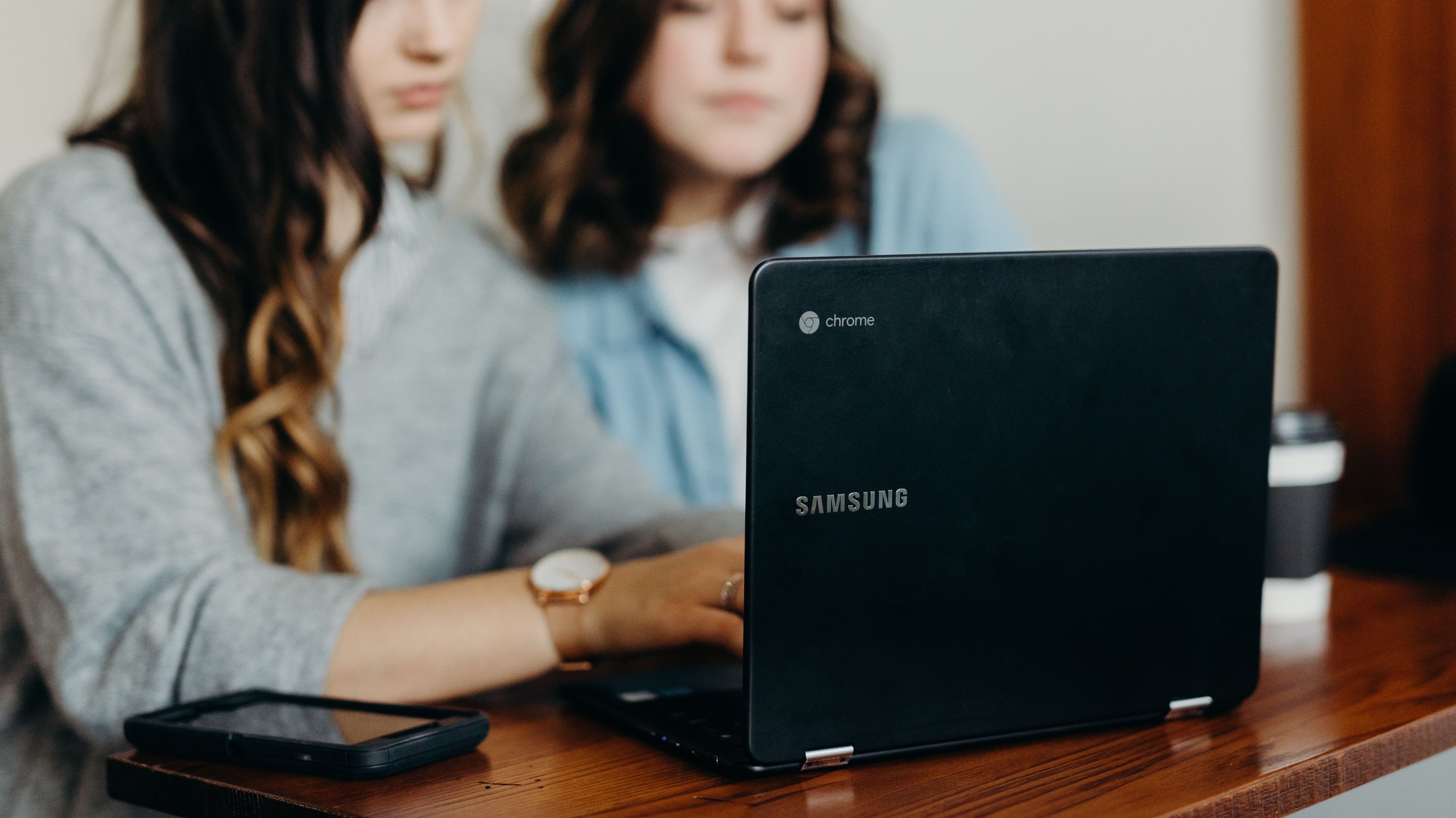 Dos mujeres usando un portátil Chromebook de Samsung