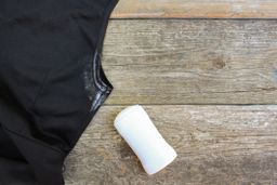 Este genial hack de limpieza elimina las manchas de desodorante con dos ingredientes caseros