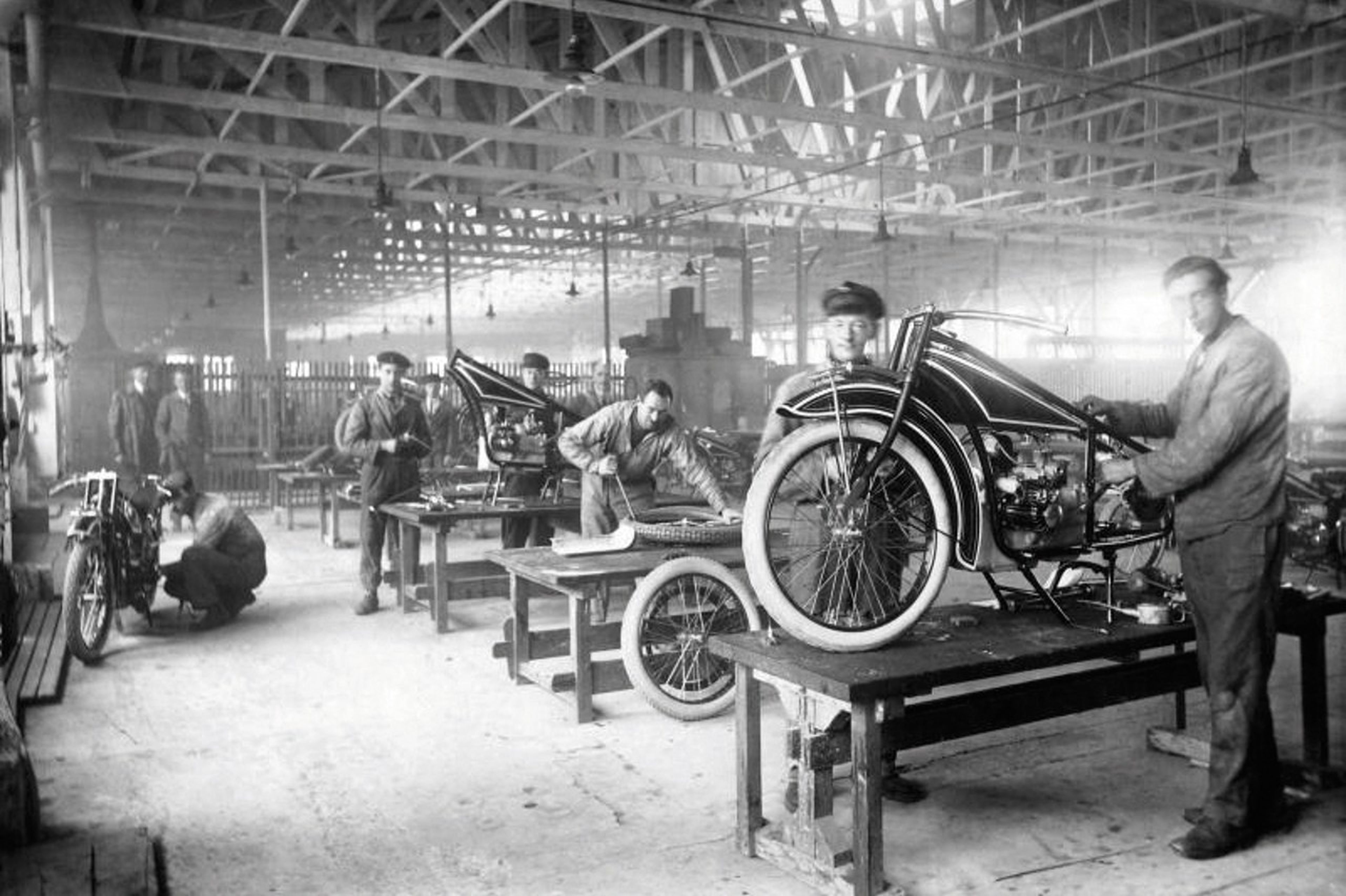 Después de la guerra, empezó a fabricar coches y motocicletas