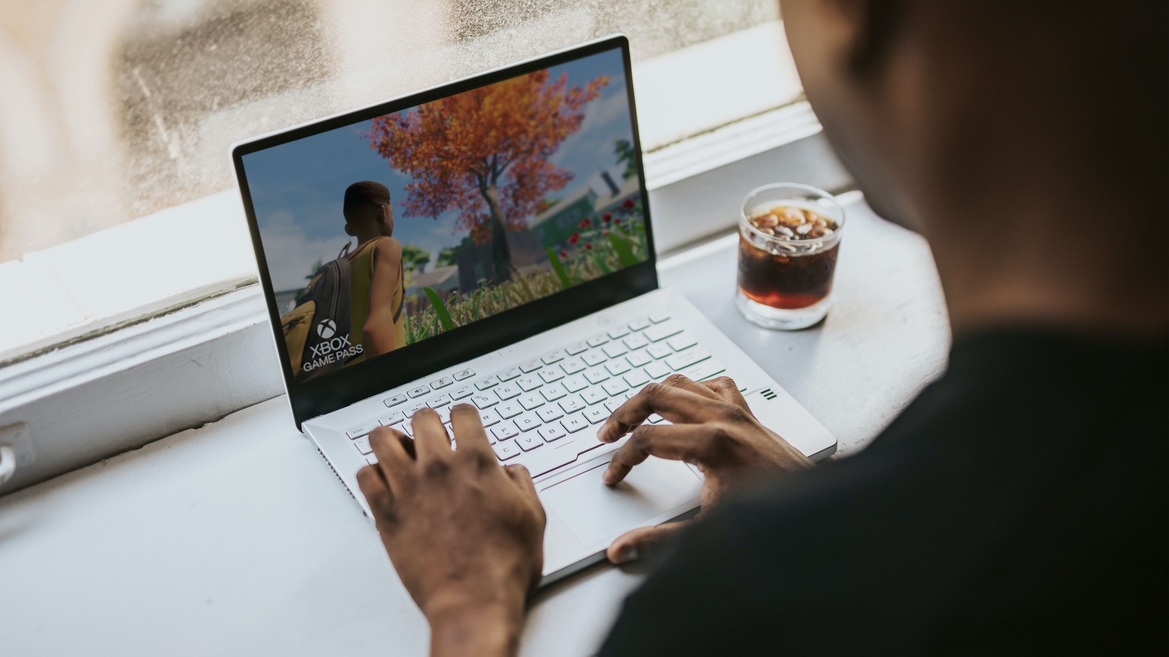 Hombre utilizando un portátil Microsoft Surface