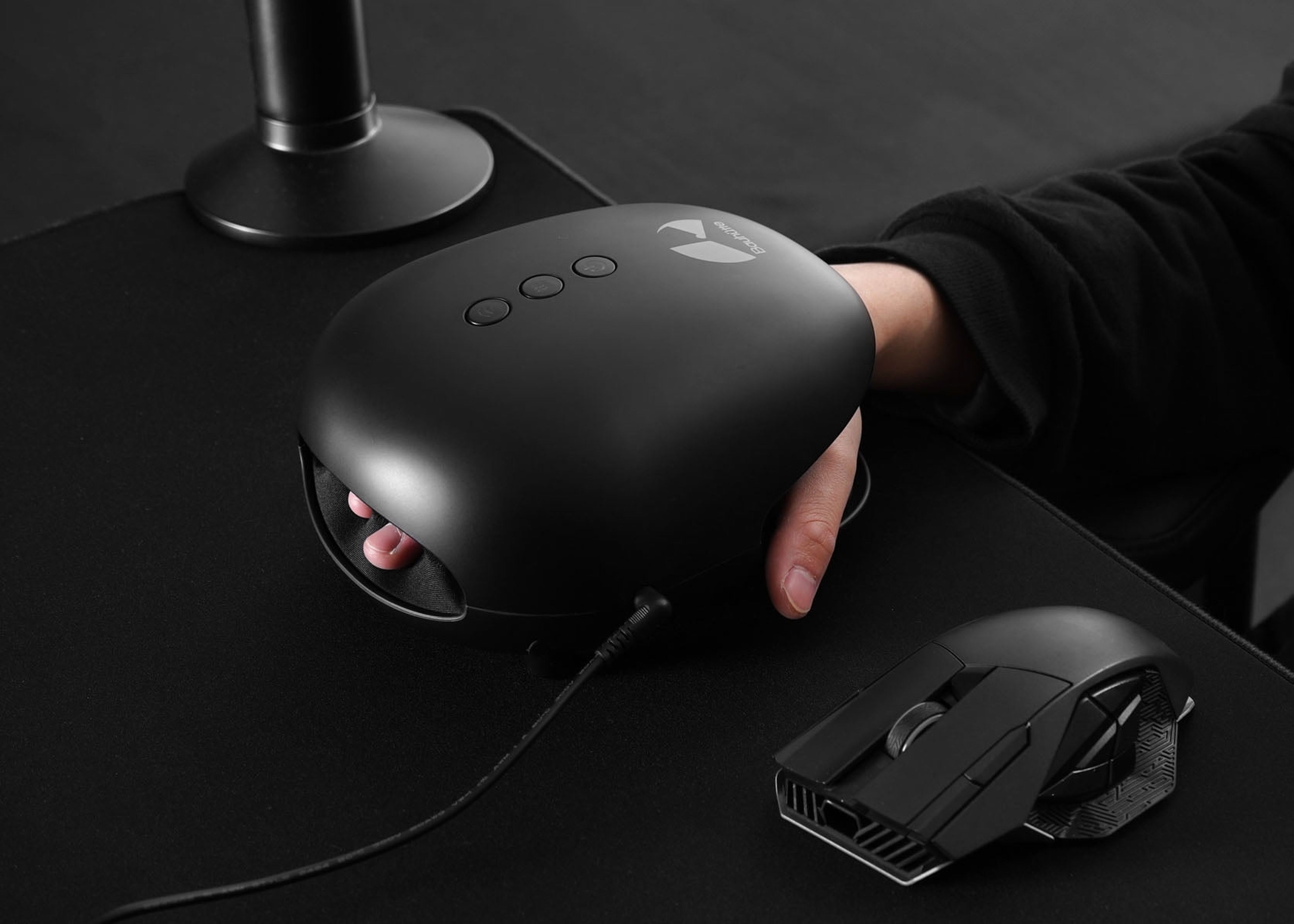 Este masajeador de manos para gamers cuida tus tendones tras unas horas de darle al teclado o al ratón
