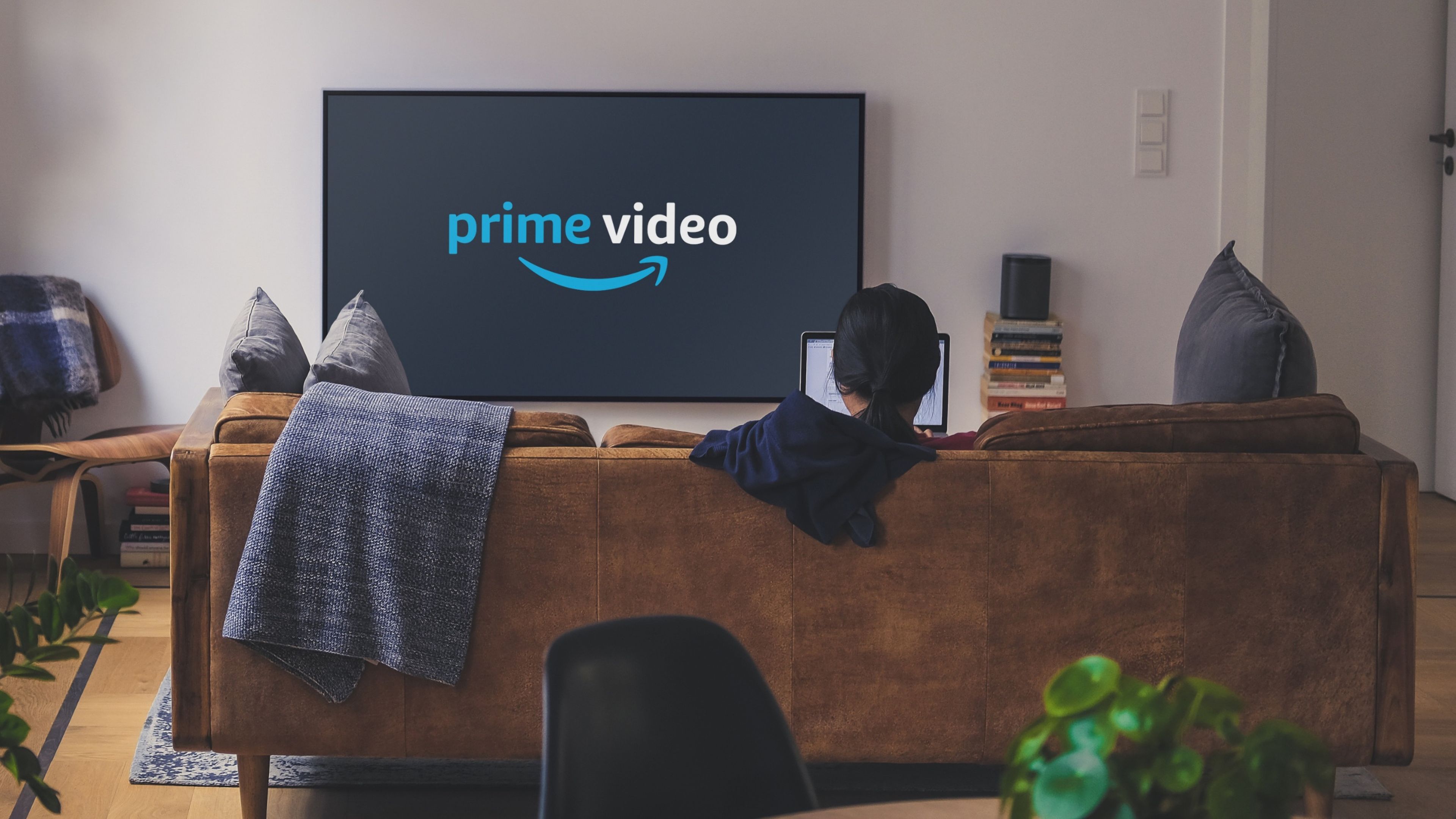 Persona viendo una TV con logo de Amazon Prime Video