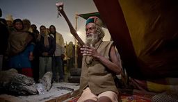 El sadhu indio que lleva 45 años con el brazo levantado